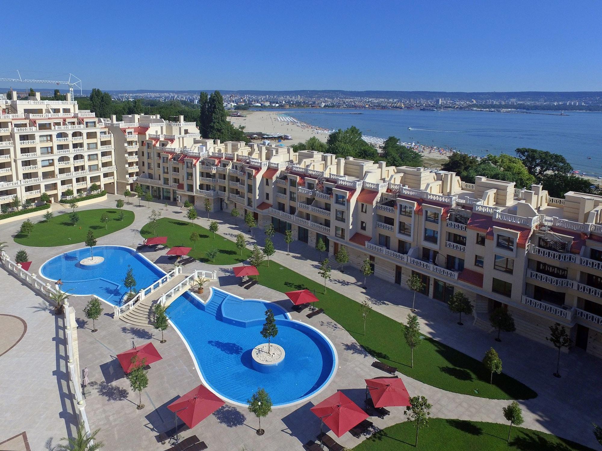 Vista Exterior Varna South Bay Apart Complex