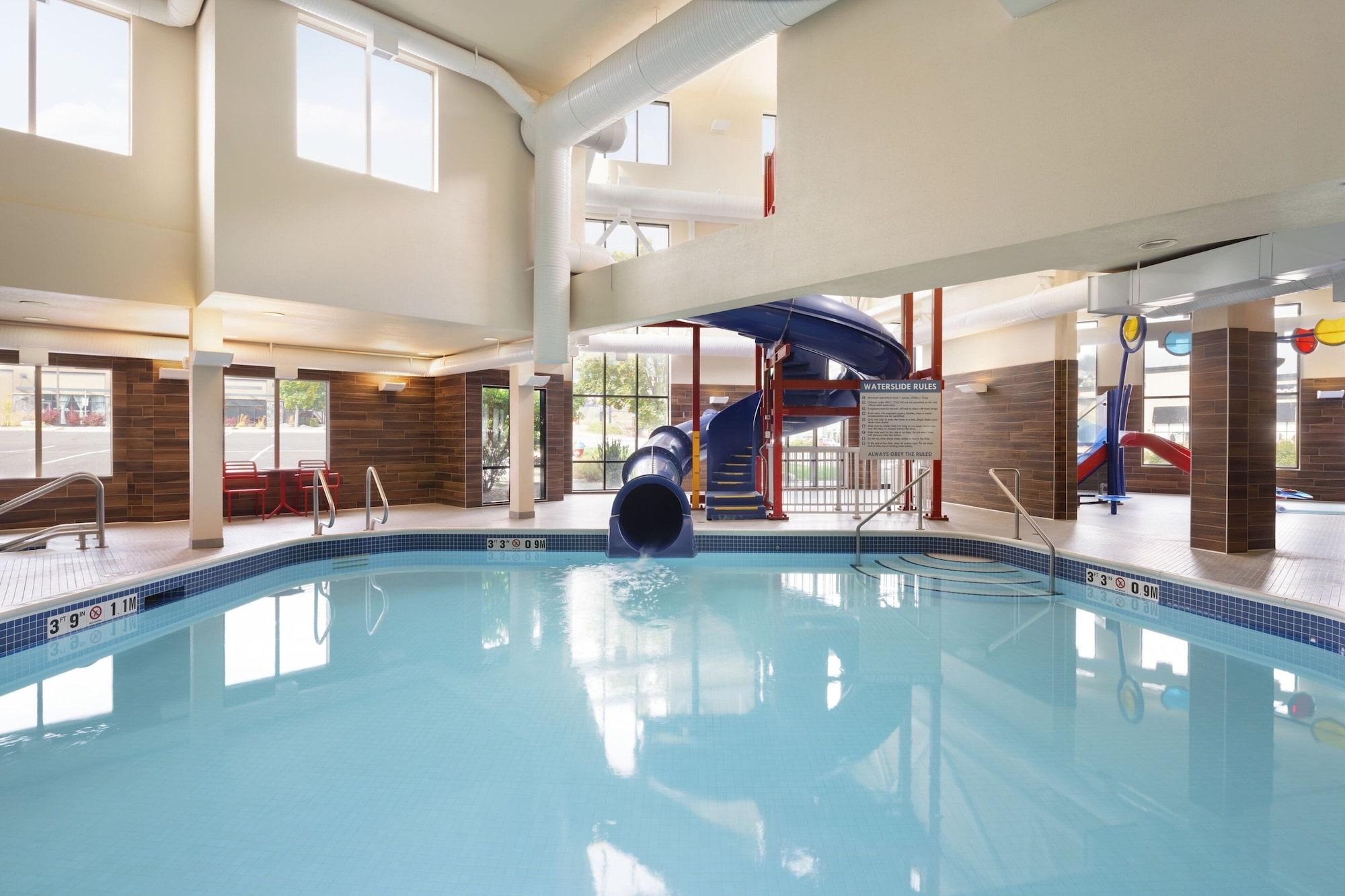 Vista Piscina Fairfield Inn & Suites by Marriott West Kelowna