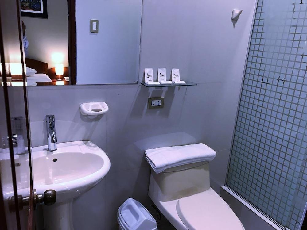 Bathroom Cumbaza Hotel & Convenciones