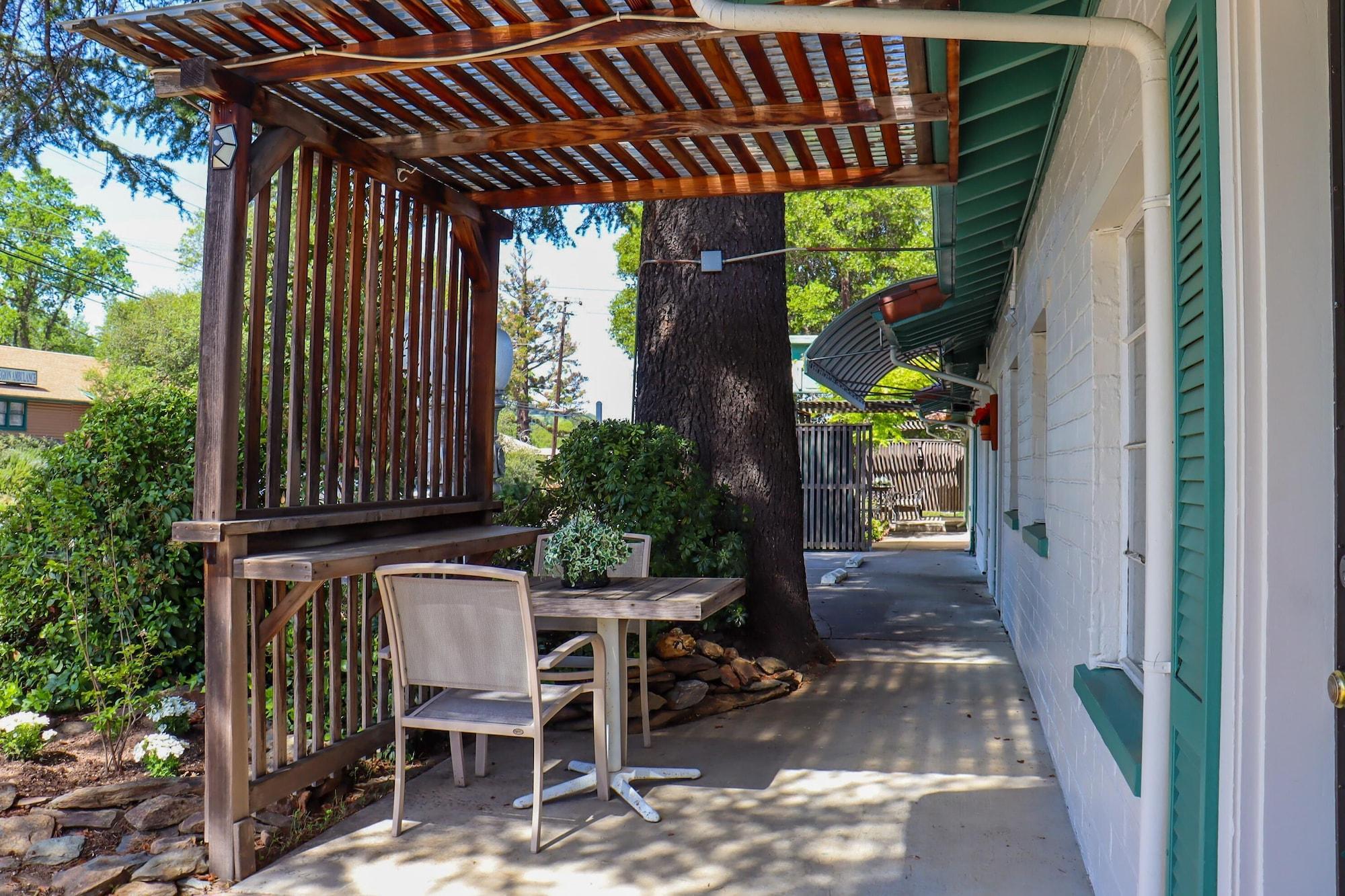 Restaurant The Bonnie Inn Unit 5 With Breakfast Nook