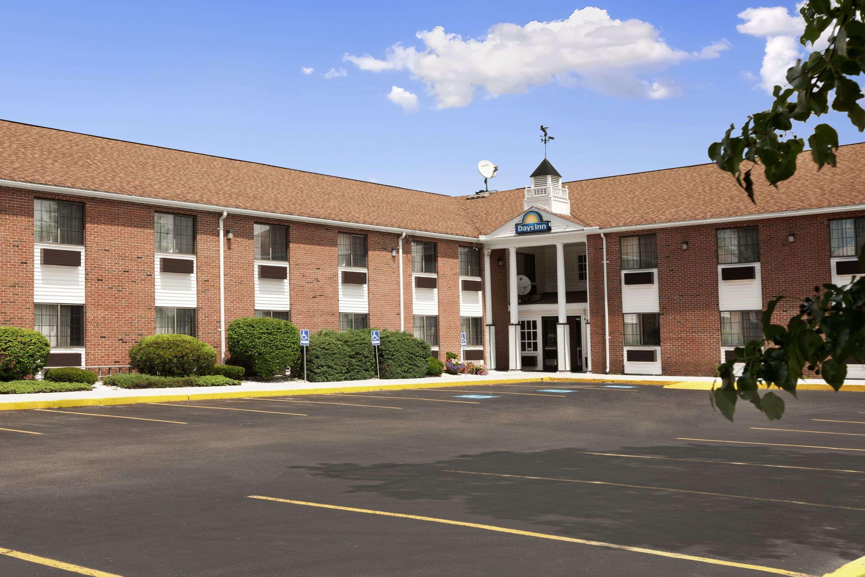 Vista Exterior Days Inn by Wyndham Keene NH