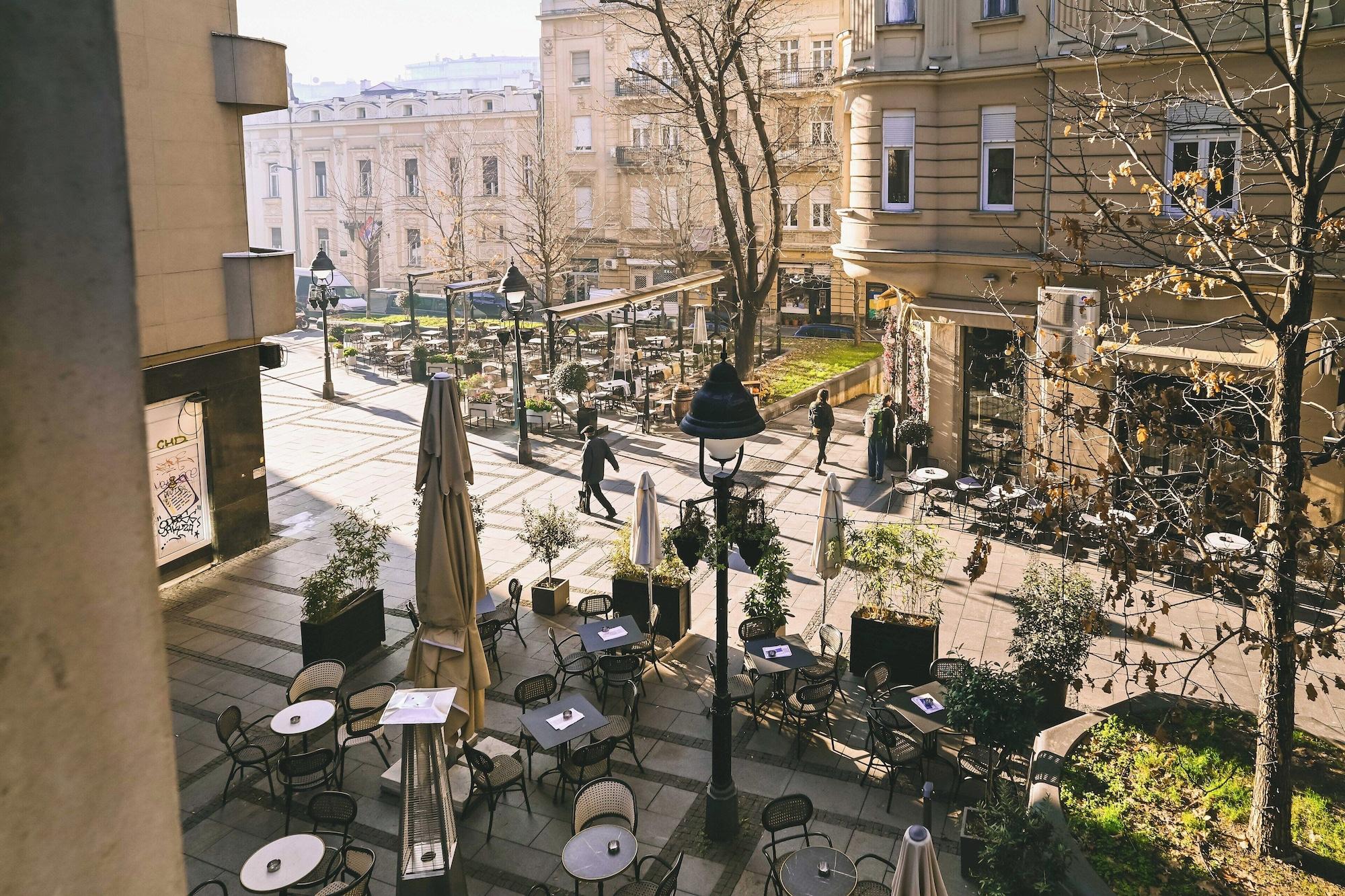 Varios Black Gallo Residences