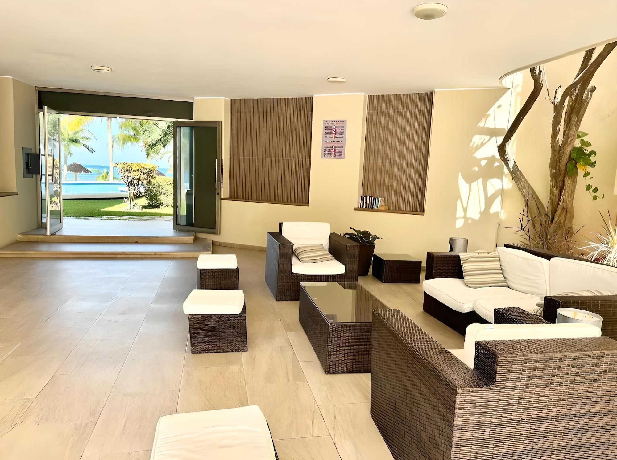 Vista Lobby Beachfront and Ocean View Apartment