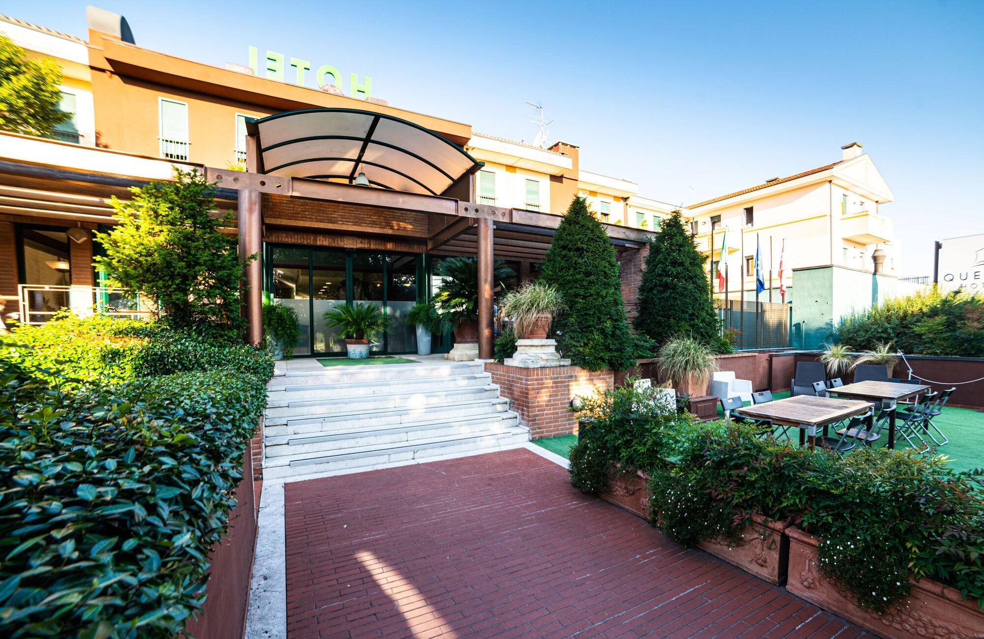 Vista Exterior Hotel Querini Budget Business Hotel