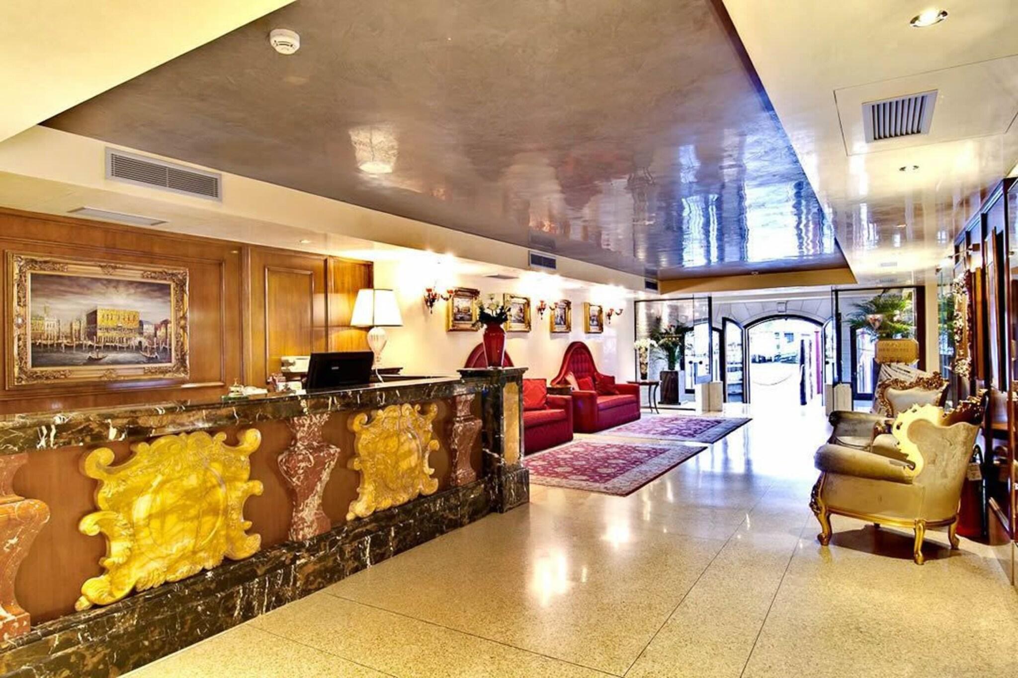 Vista Lobby Pesaro Palace
