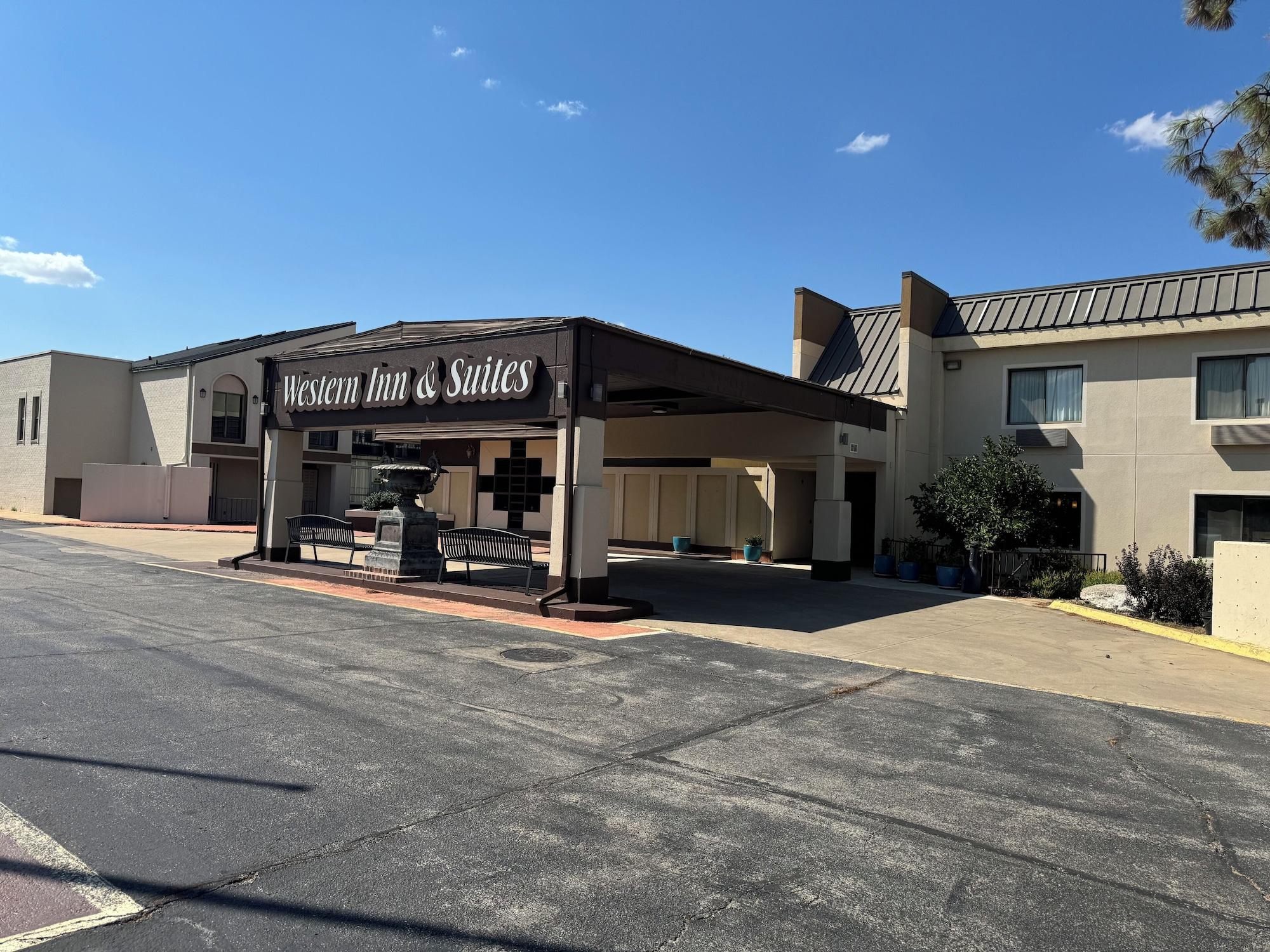 Vista Exterior Western Inn and Suites