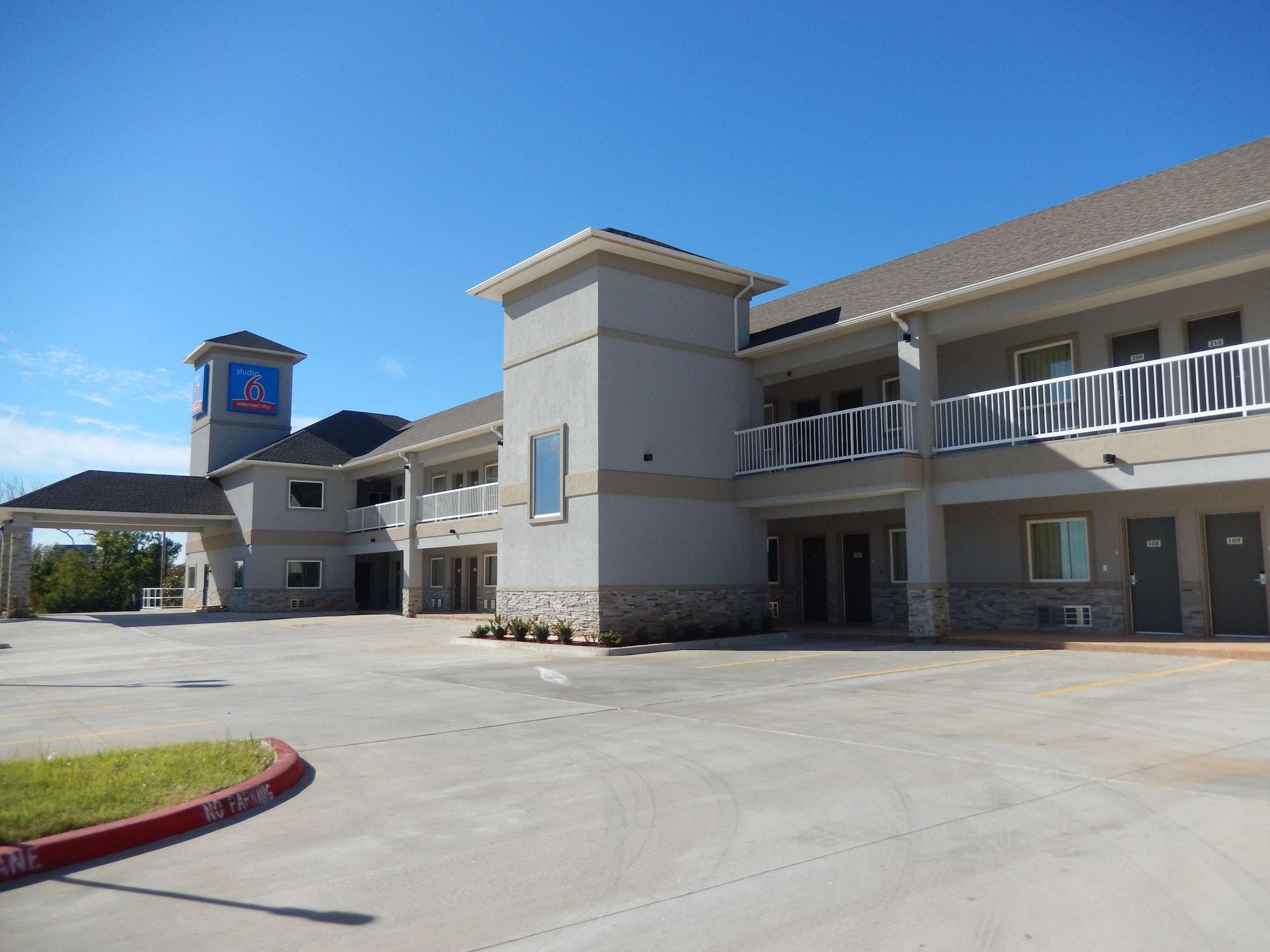 Vista Exterior Studio 6 Yukon, OK