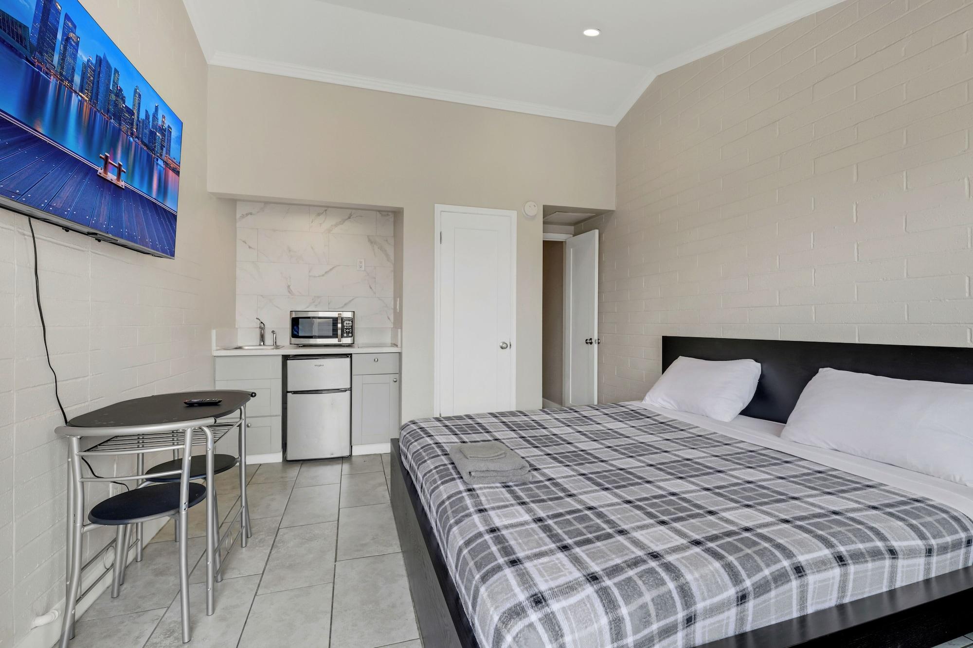 Varios Desert Moon Motel