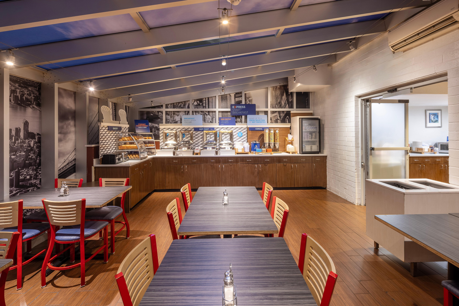 Restaurant Holiday Inn Express New York City Times Square by IHG