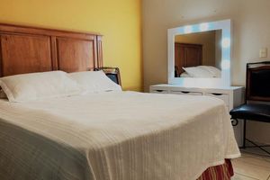 Alquiler Vacacional - Big cozy house in gated community behind the American Consulate, 10-minute WALK.