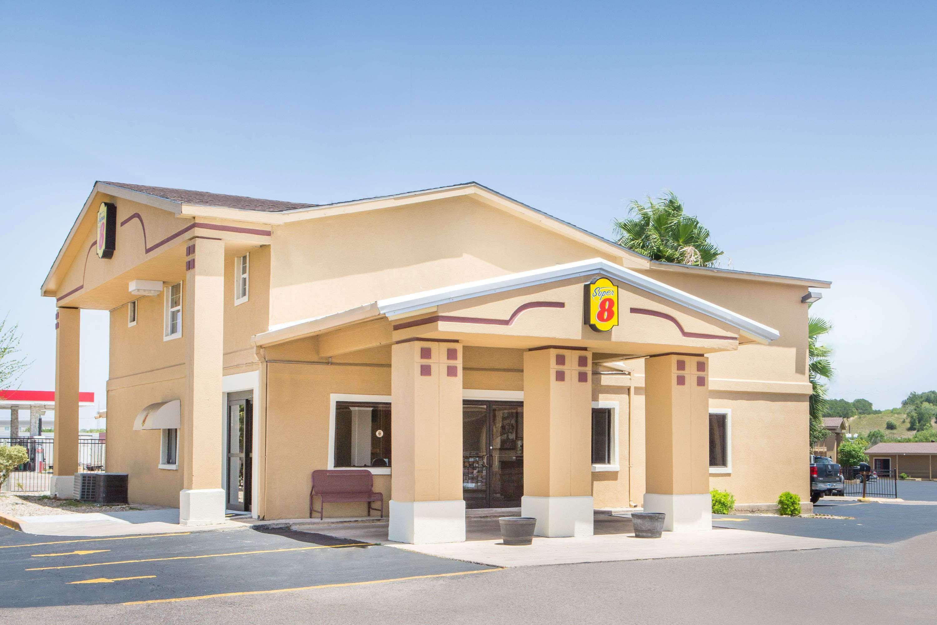Vista Exterior Super 8 by Wyndham Temple S. General Bruce