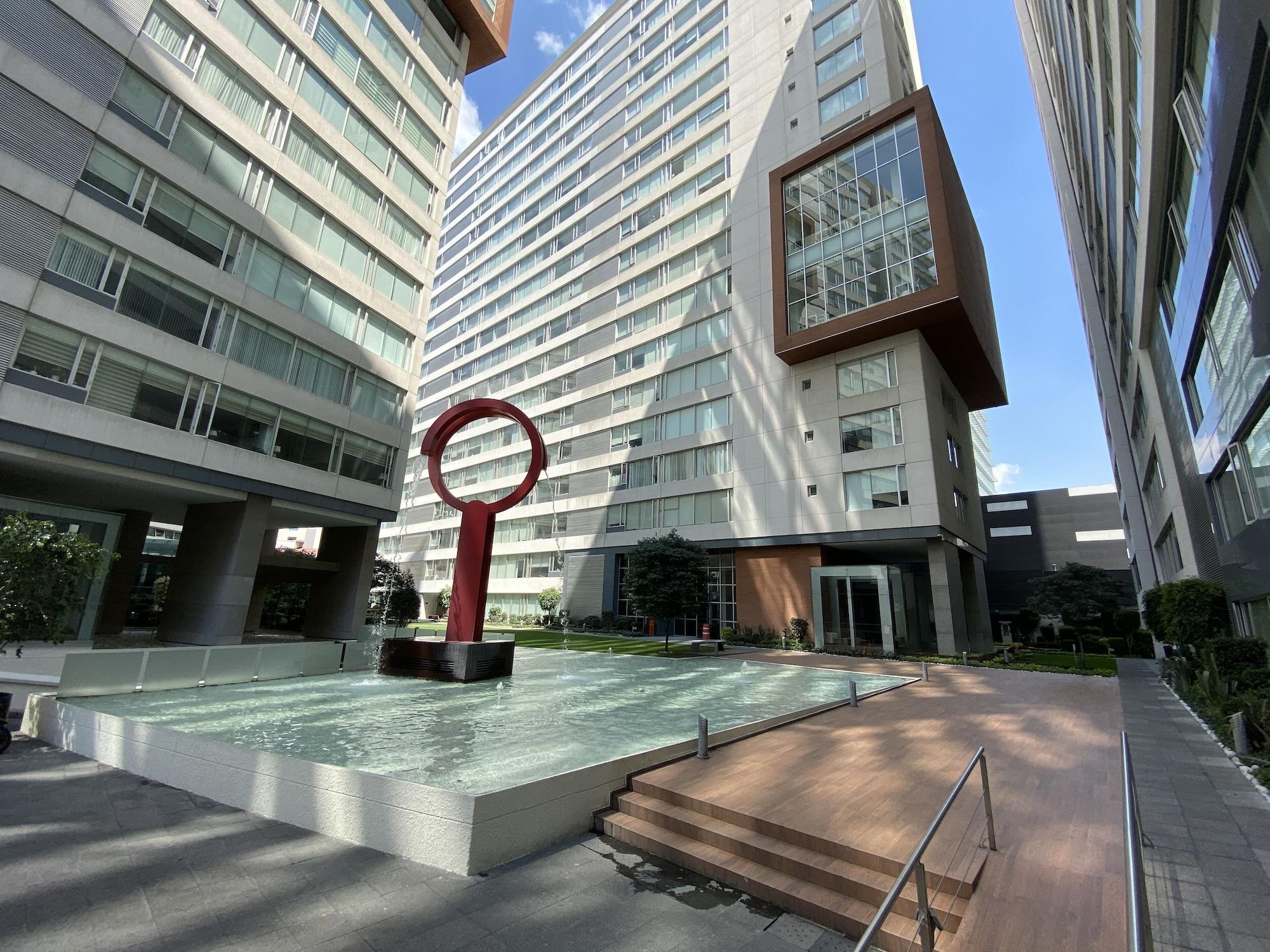 Vista Exterior Chicago Suites WTC