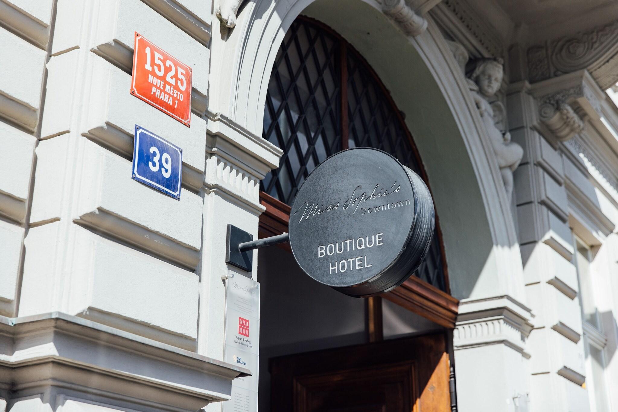 Vista Exterior Miss Sophie's Downtown