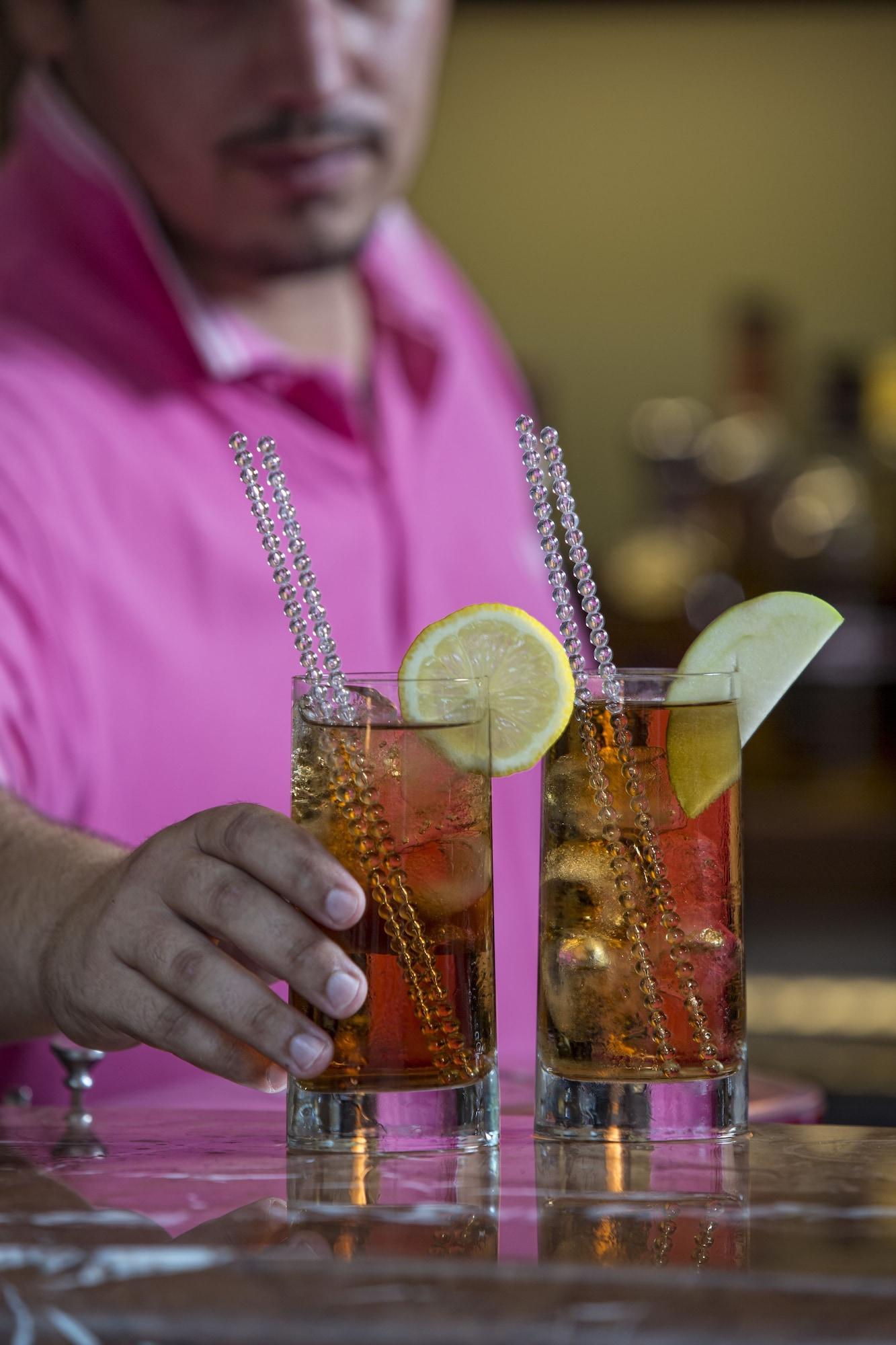 Bar/Salón Moni Emvasis Luxury Suites