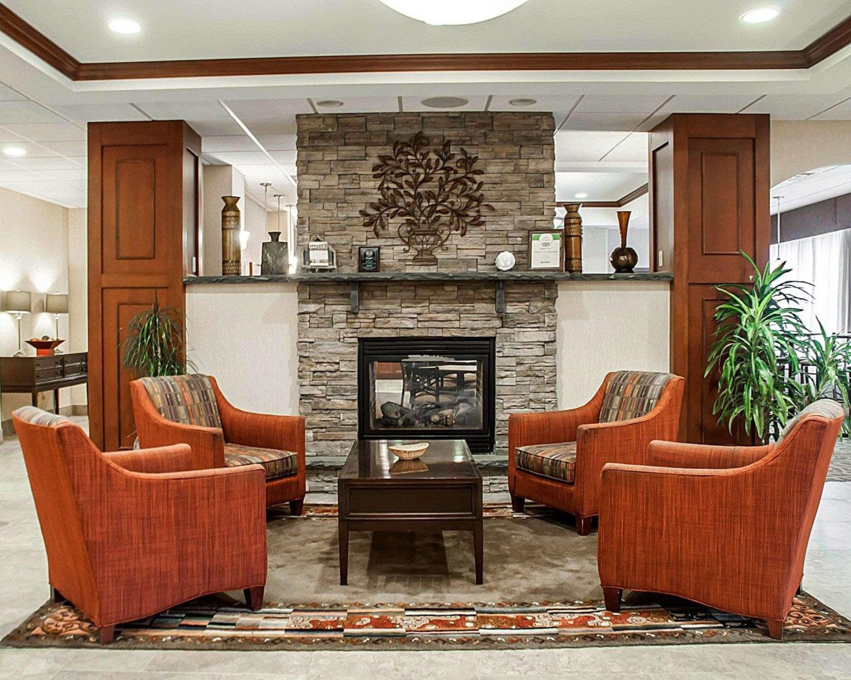 Vista Lobby Comfort Inn & Suites Watertown - 1000 Islands
