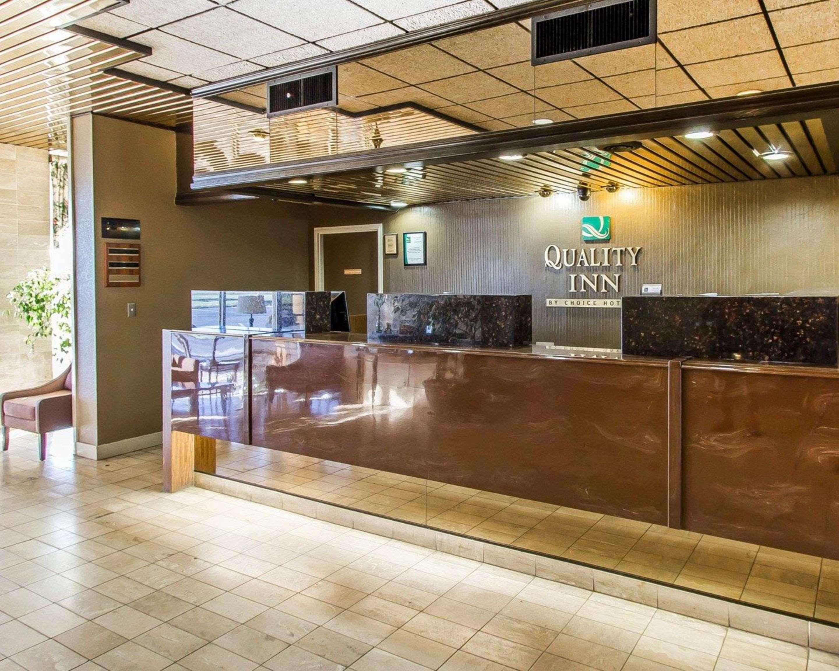 Vista Lobby Quality Inn Ada near University
