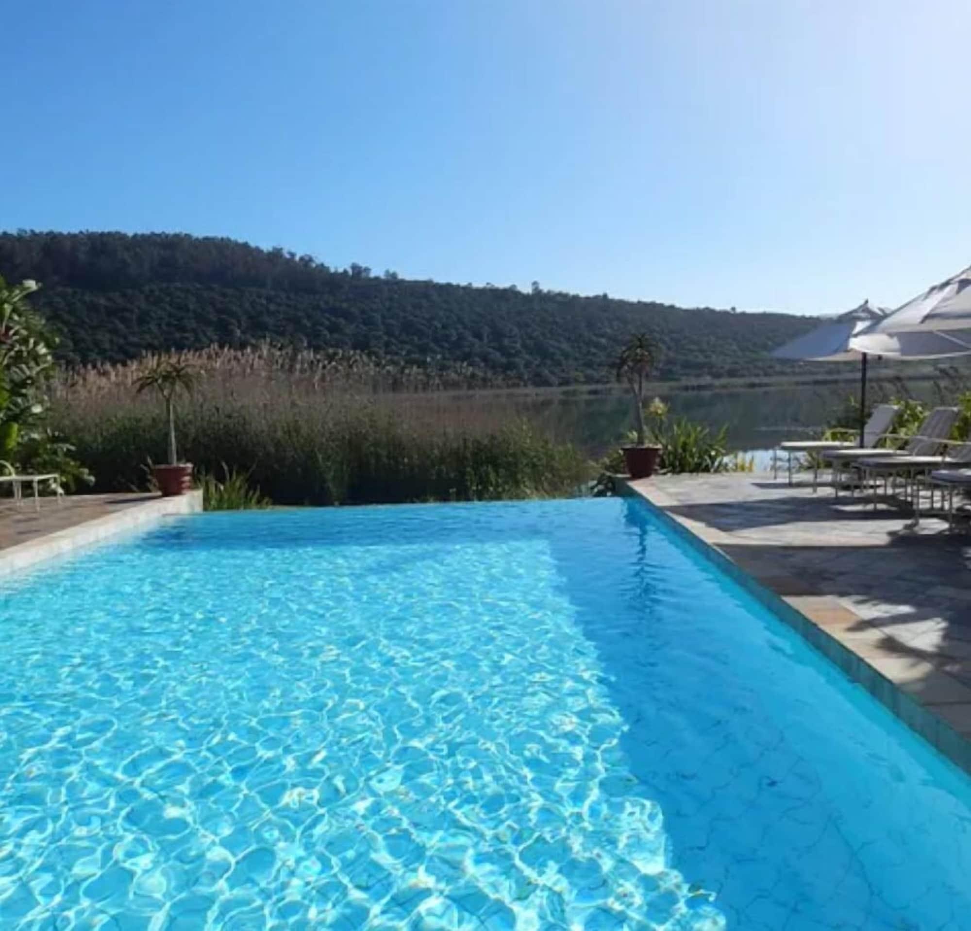 Vista Piscina Traders Hotel & Restaurant