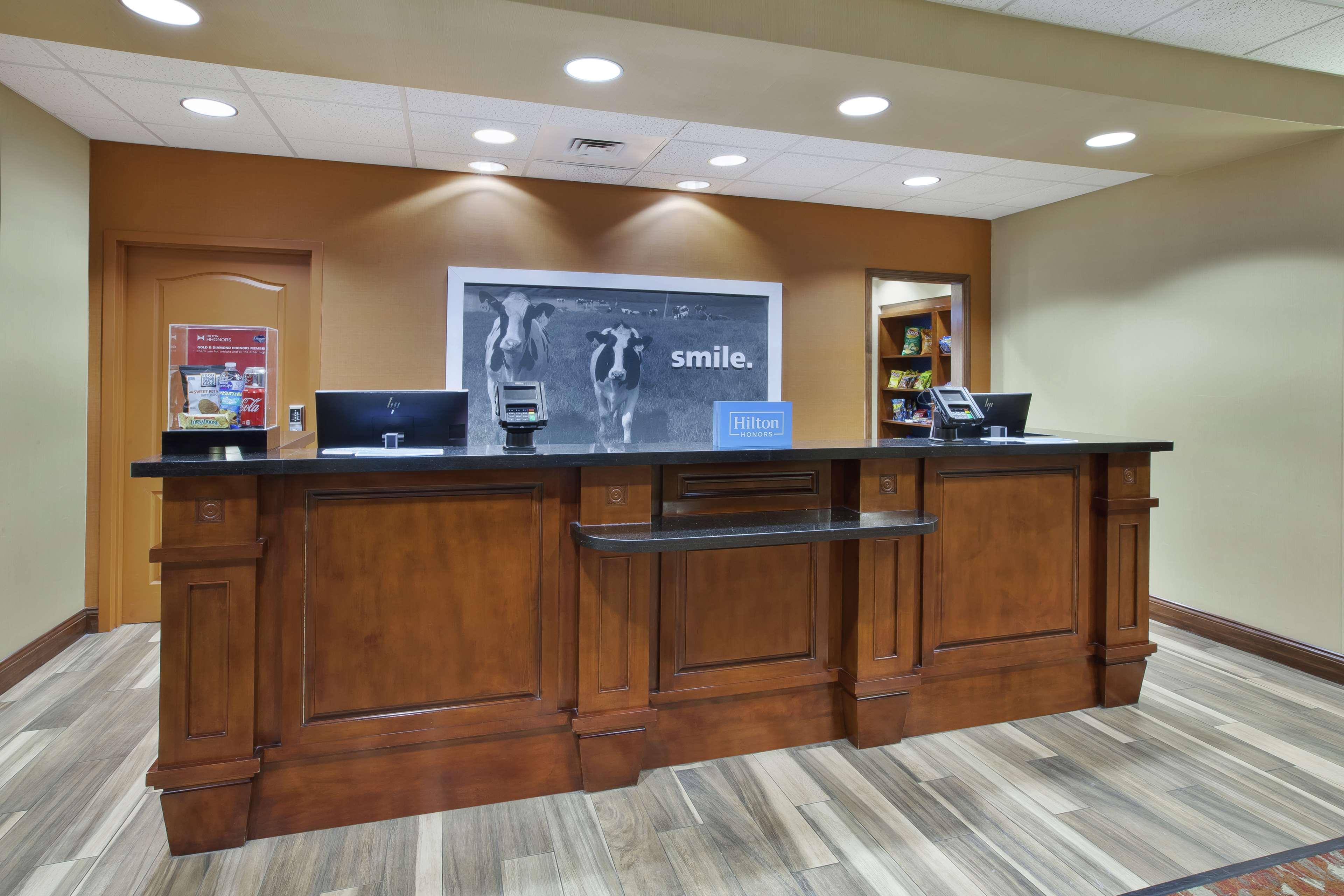 Vista Lobby Hampton Inn & Suites Wichita Northeast