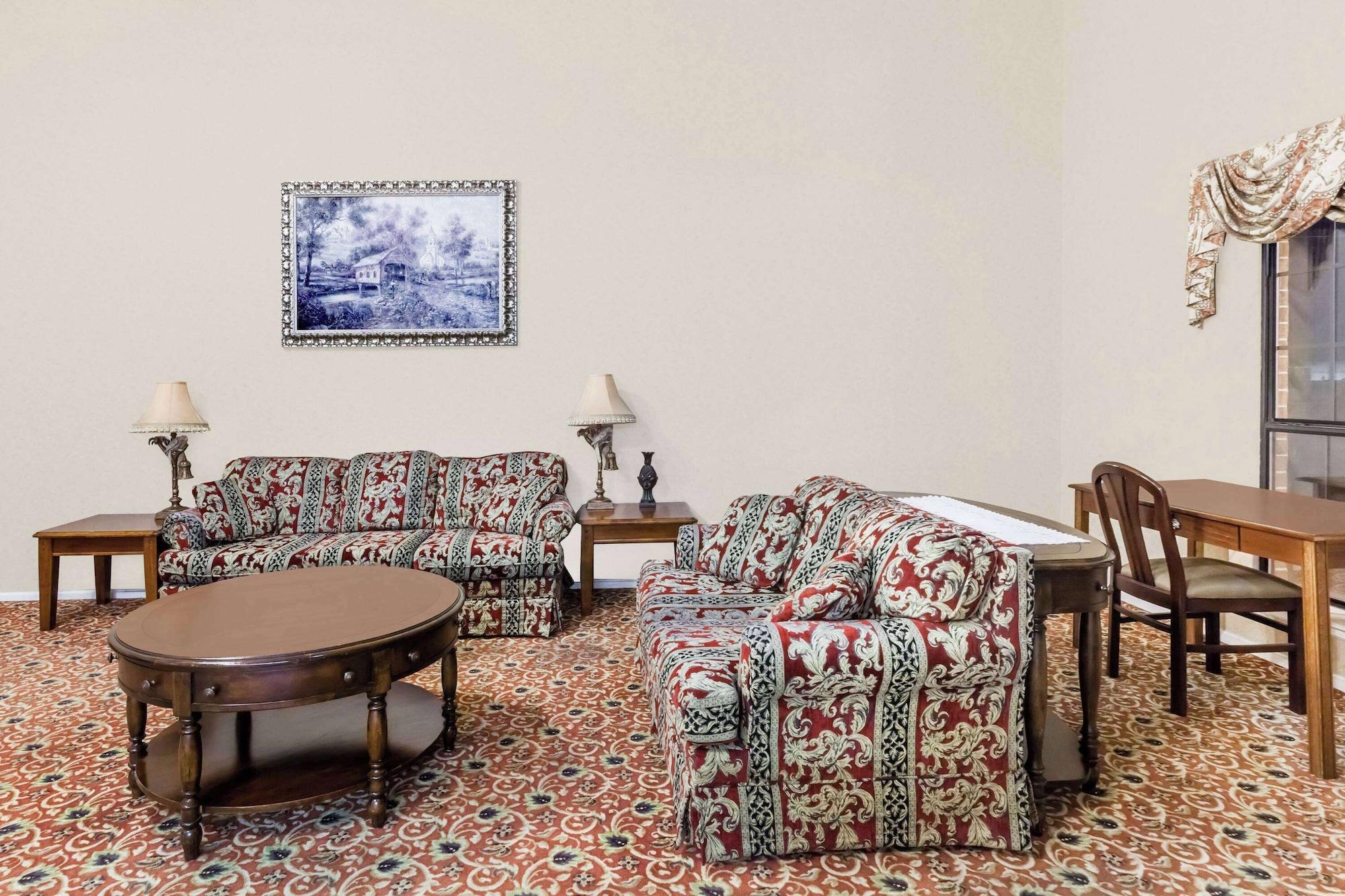 Vista Lobby Super 8 by Wyndham Searcy AR