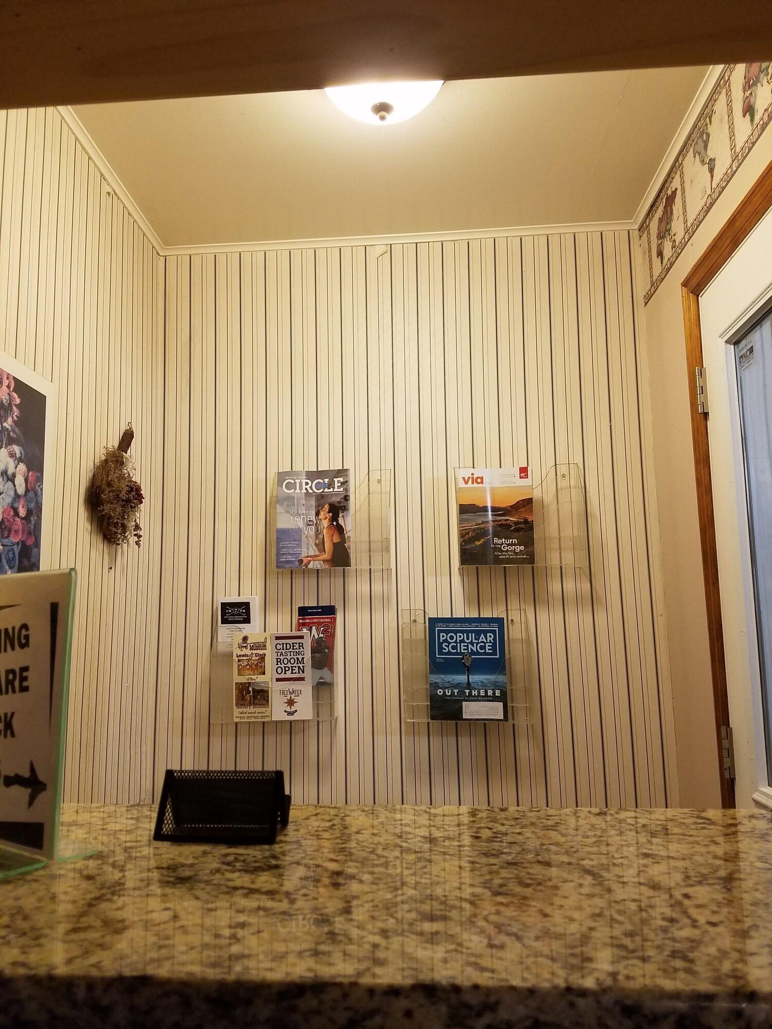 Vista Lobby Out West Motel