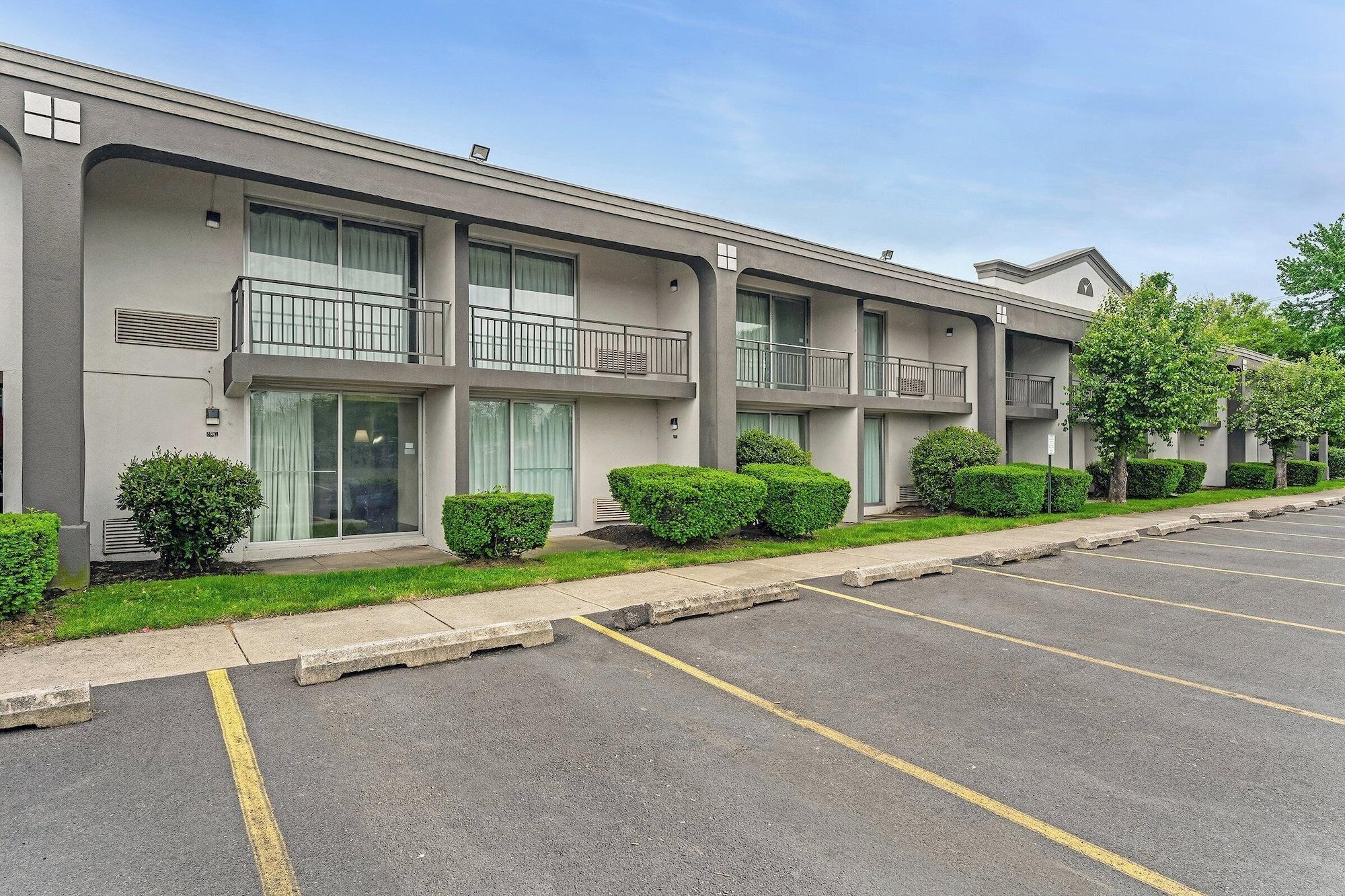 Vista Exterior Red Carpet Inn & Suites