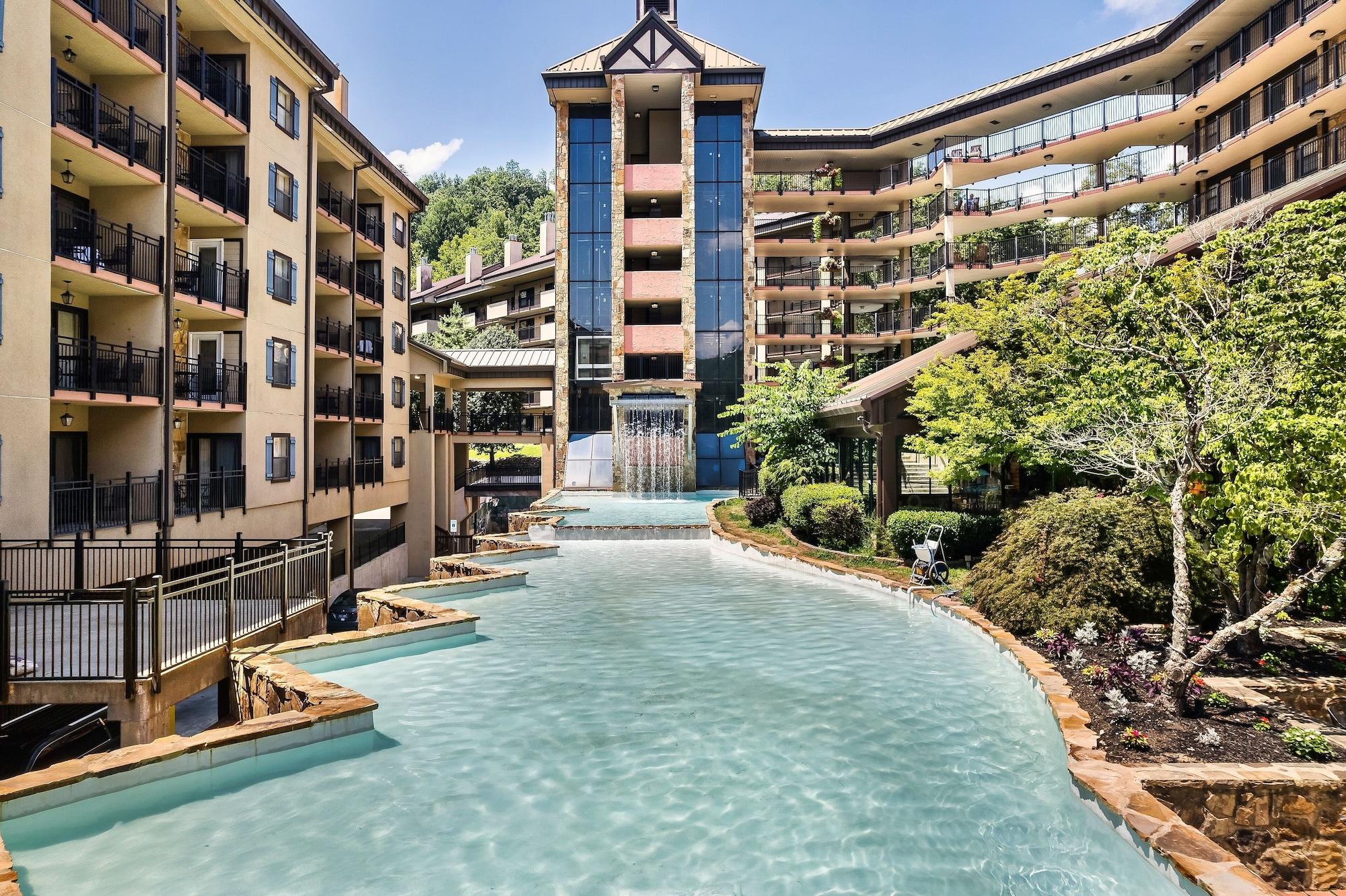 Varios Gatlinburg Town Square