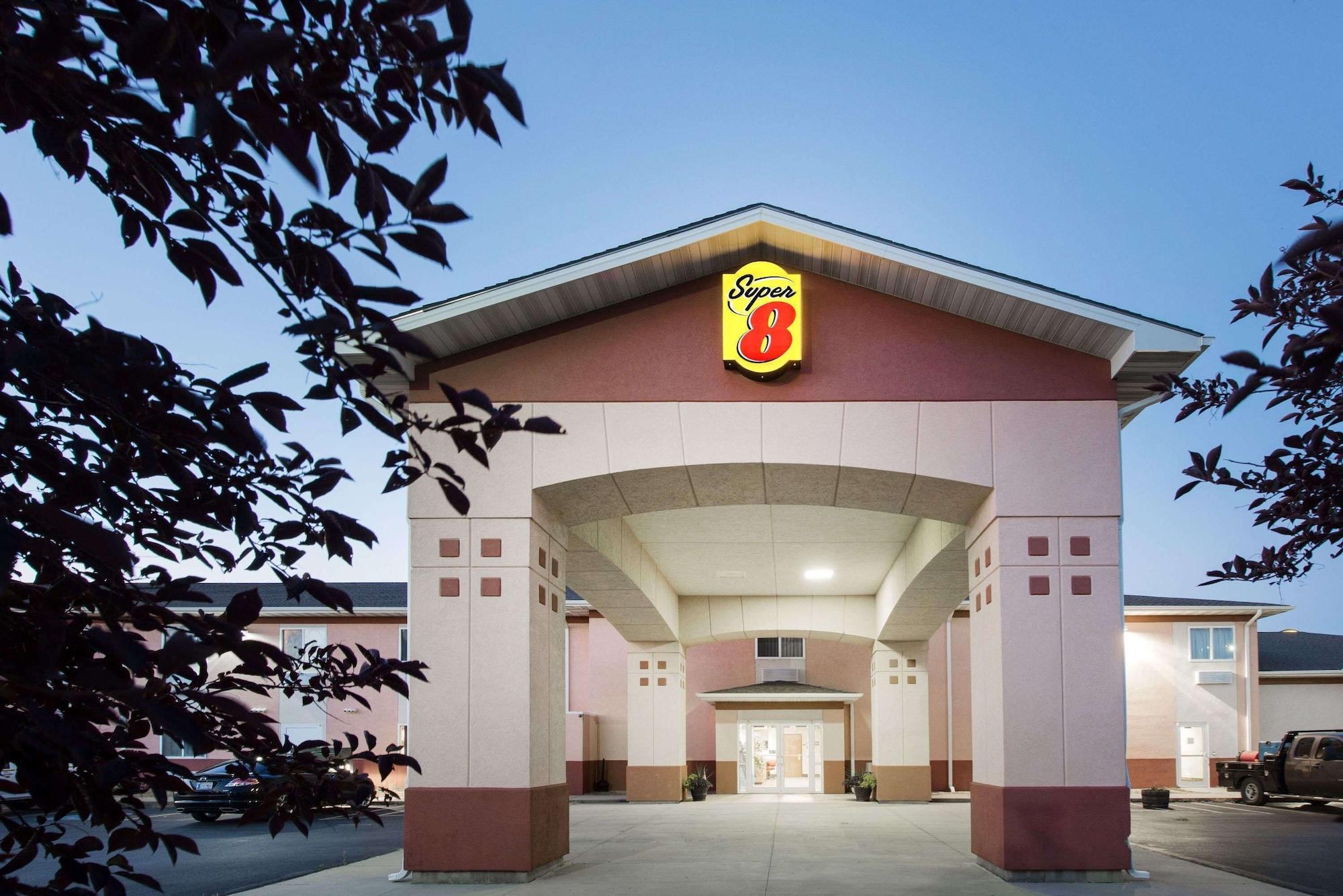 Vista Exterior Super 8 by Wyndham Iola KS