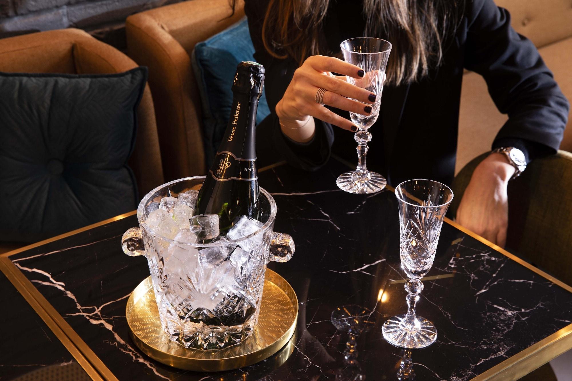 Bar/Salón Maison 46