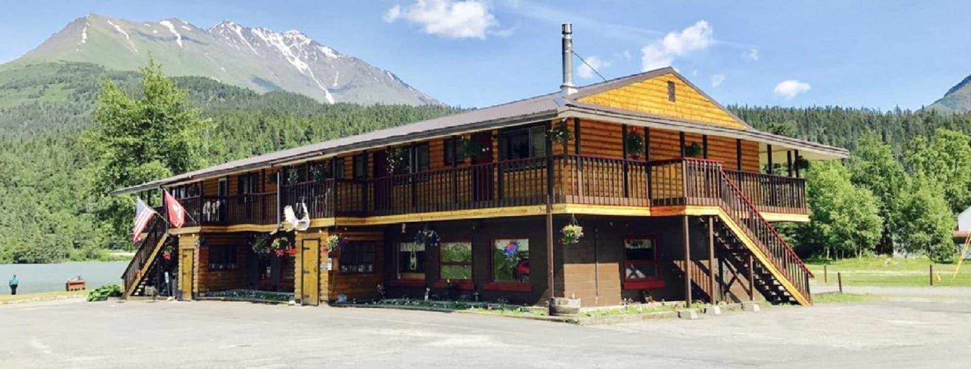 Varios Trail Lake Lodge