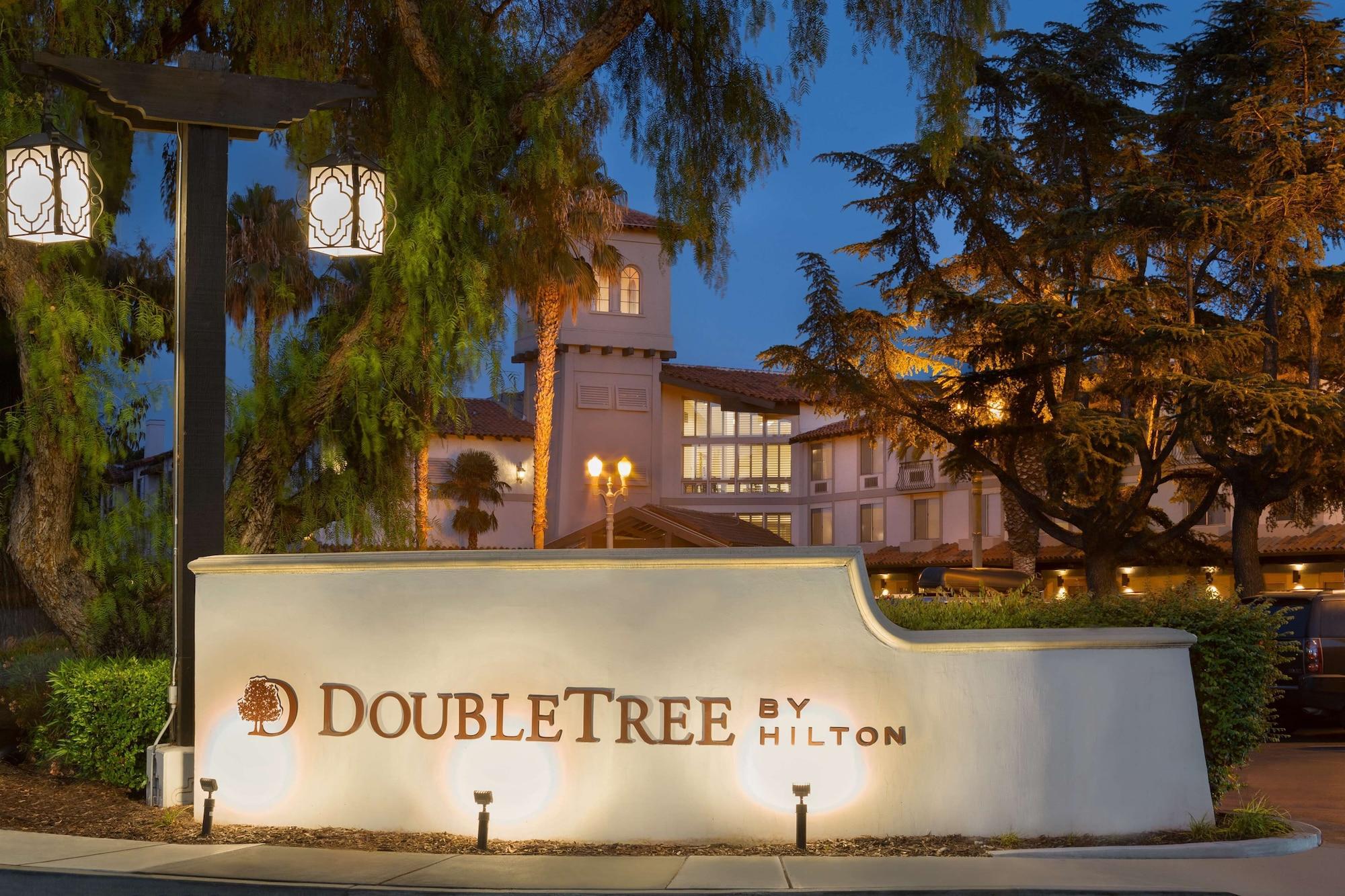 Vista Exterior Doubletree by Hilton Campbell - Pruneyard Plaza