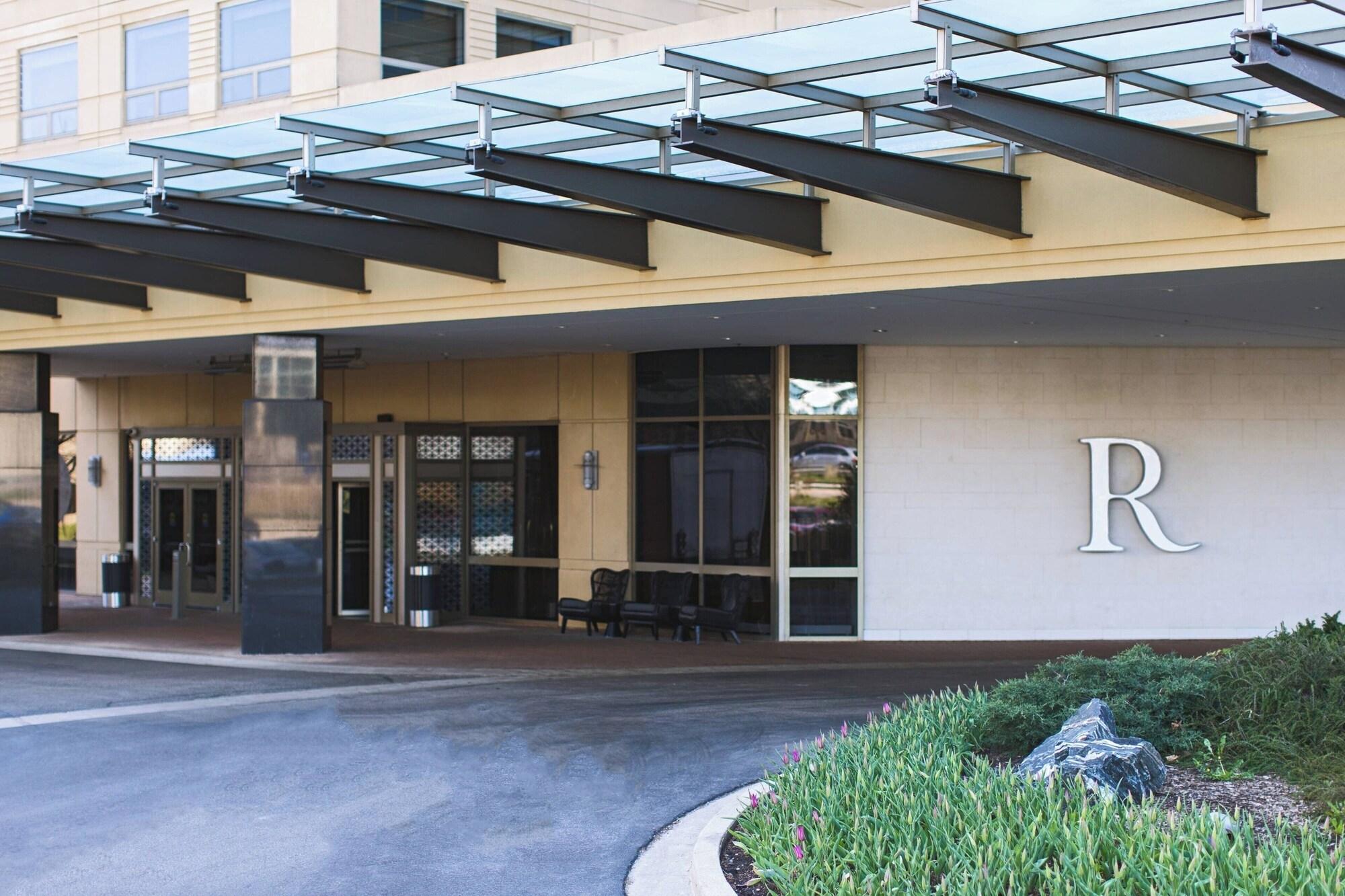 Vista Exterior Renaissance Chicago O'Hare Suites Hotel
