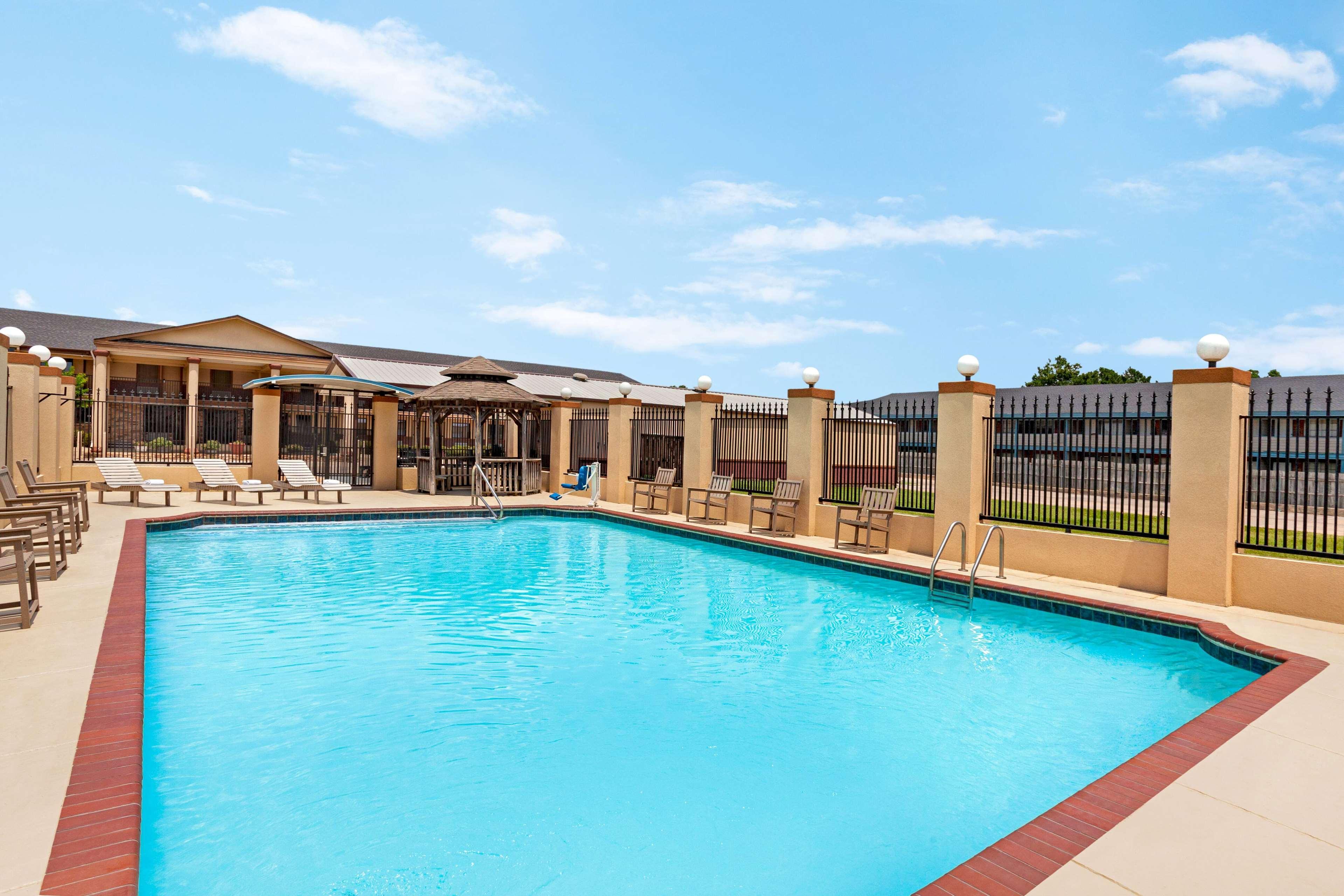 Vista Piscina Days Inn by Wyndham Paris