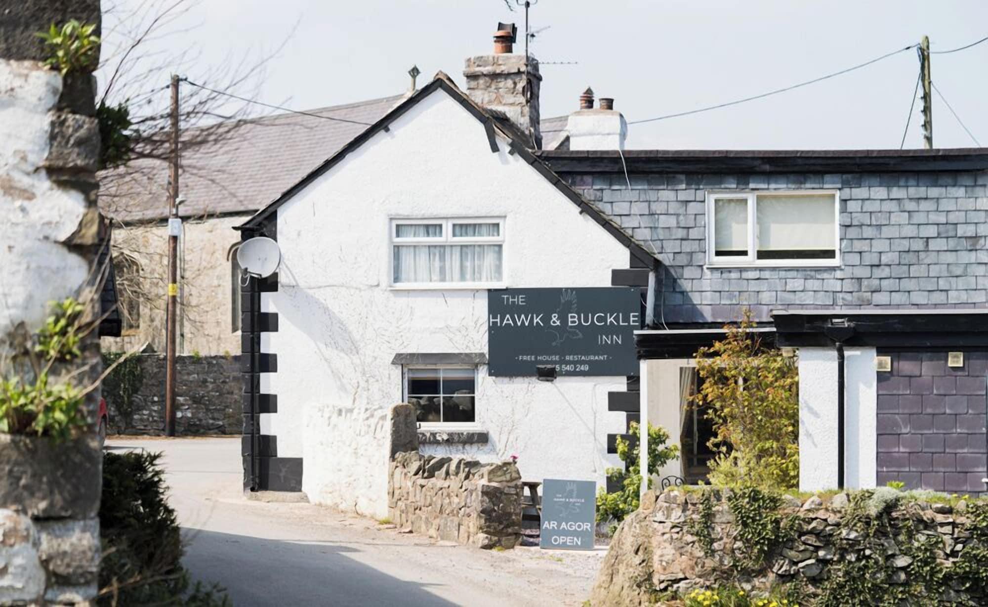 Vista Exterior Hawk and Buckle Inn