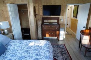 Alquiler Vacacional - Remodelled 1935 Prairie House, Sleeps 15, 4 Private Units + Baths, 1 ac in Town