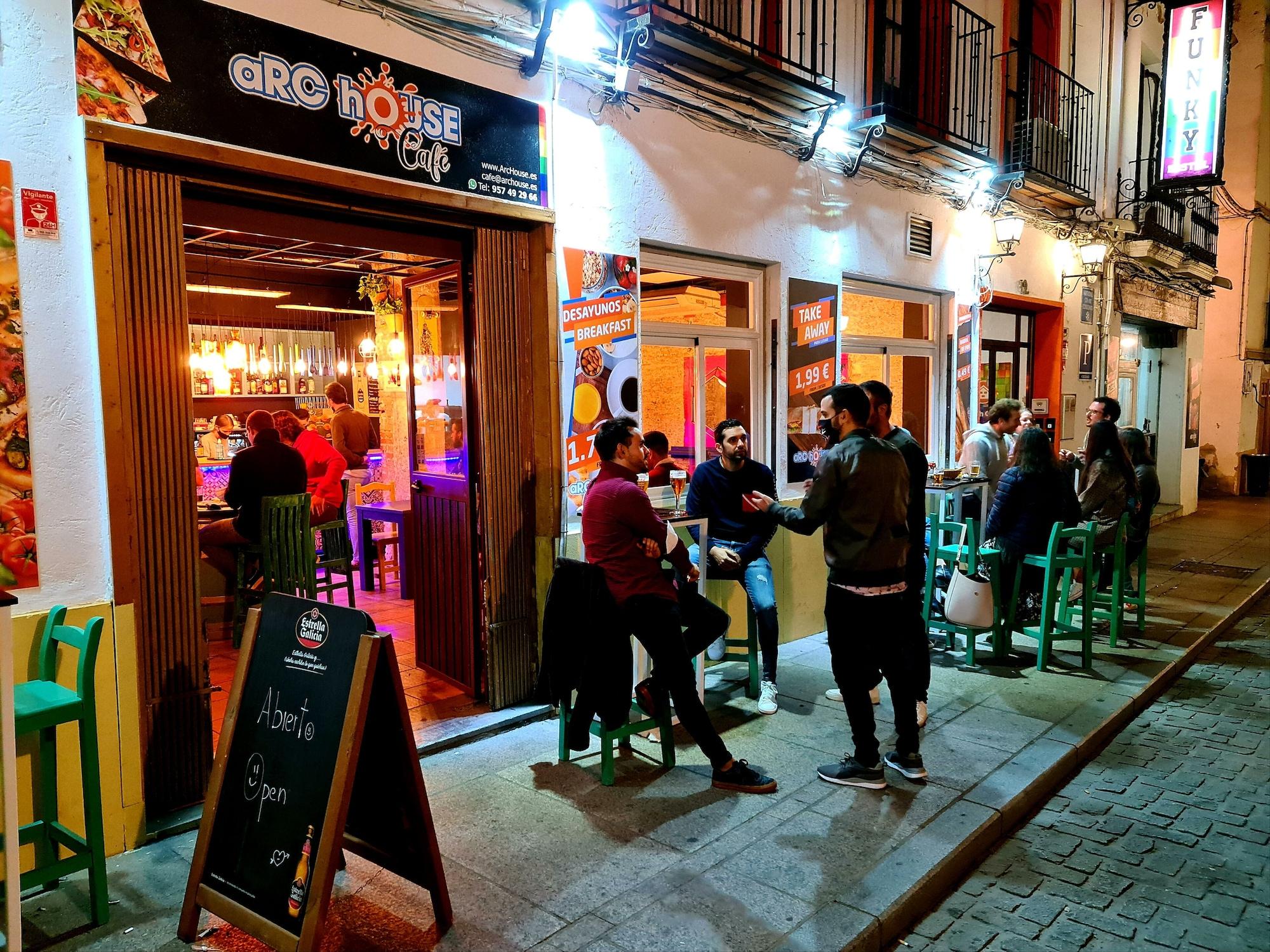 Varios Arc House Ribera - Hostel
