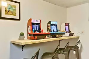 Alquiler Vacacional - Milwaukee Bungalow - Old World Charm w/Modern Amenities! Hot Tub!