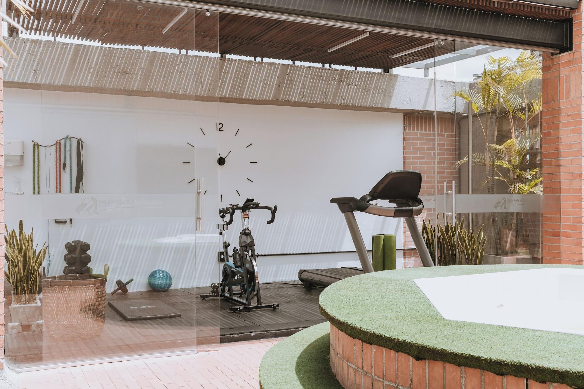 Gimnasio Travelers Orange Suites