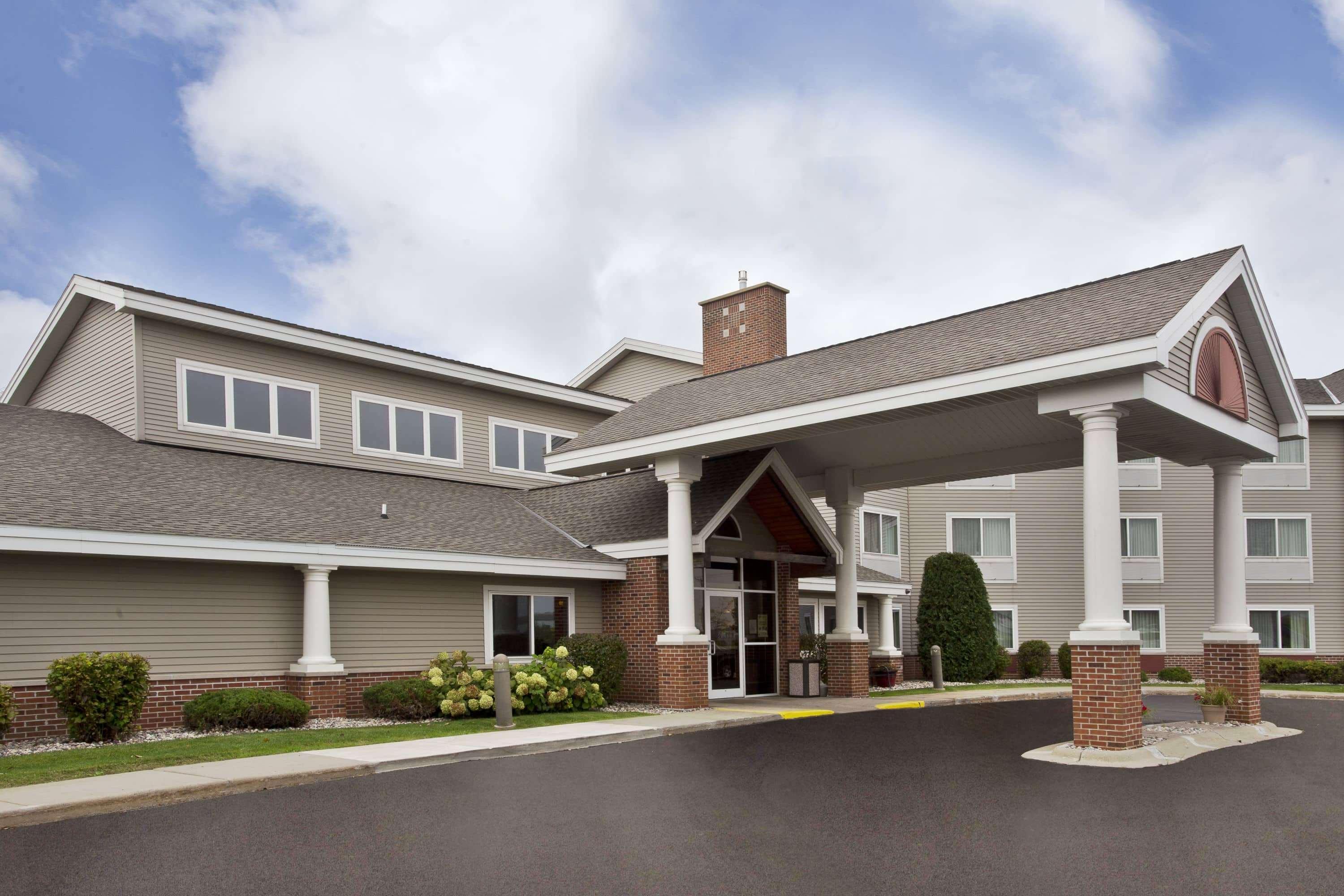 Vista Exterior AmericInn by Wyndham Beaver Dam