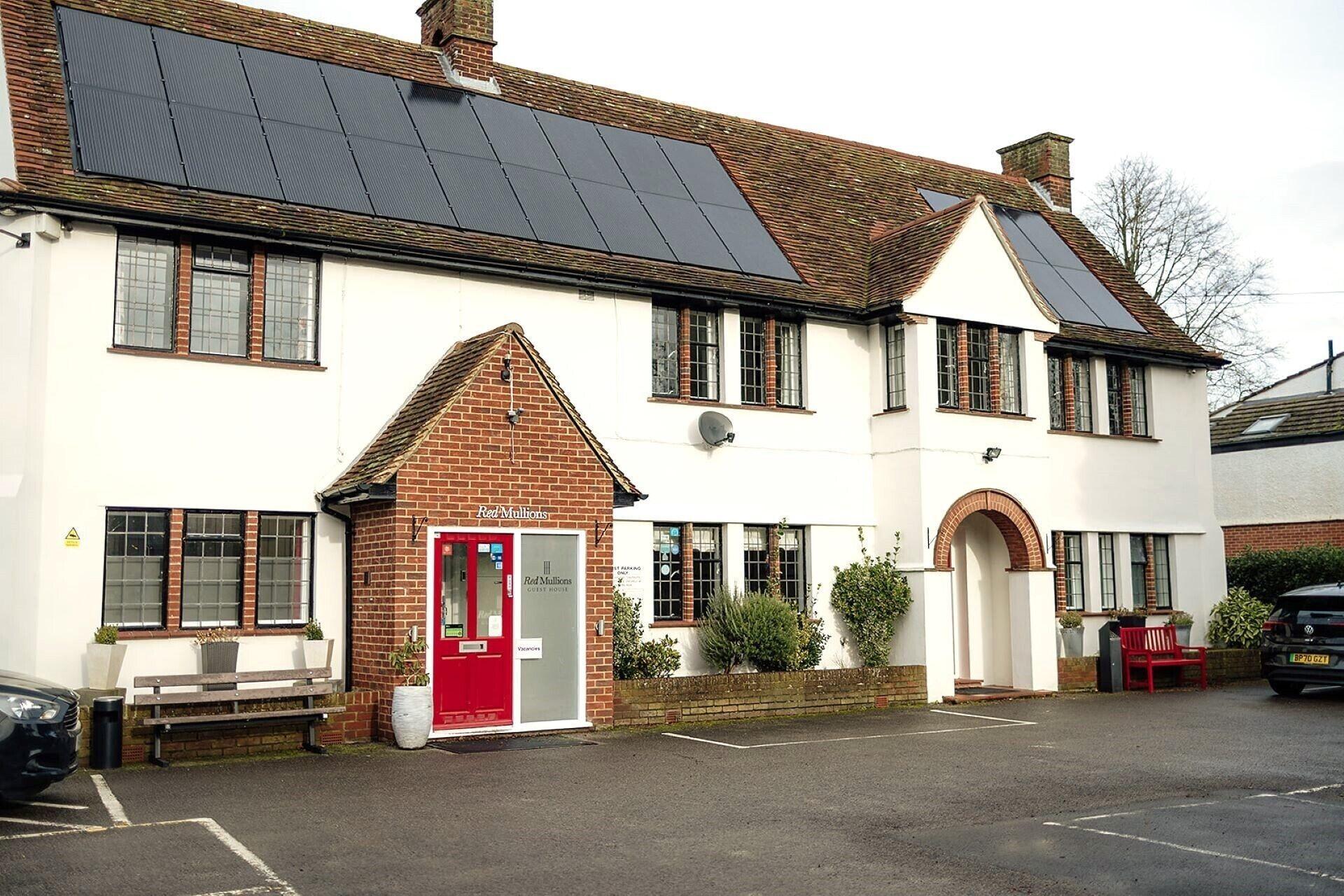 Varios Red Mullions Guest House