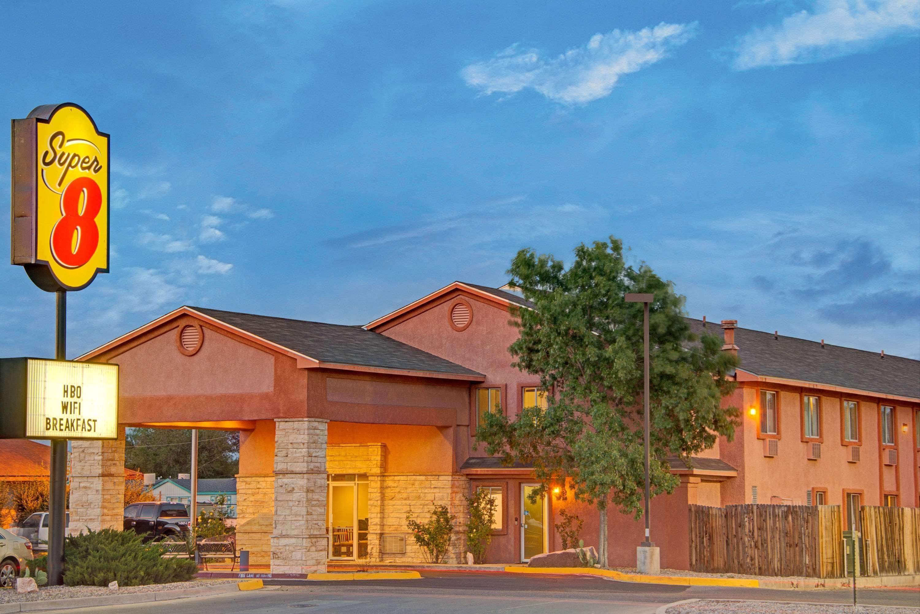 Vista Exterior Super 8 by Wyndham Belen NM