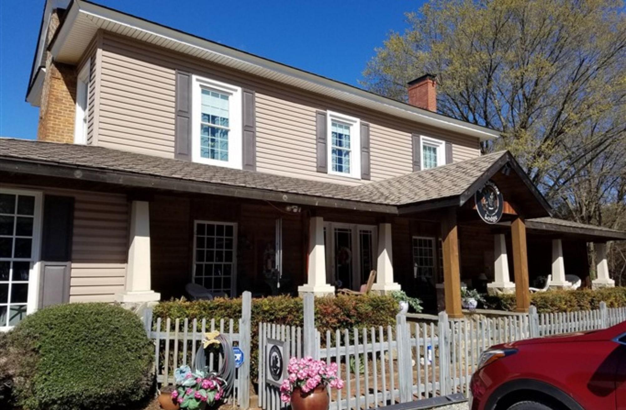 Varios Silly Chickens Lodge B&B