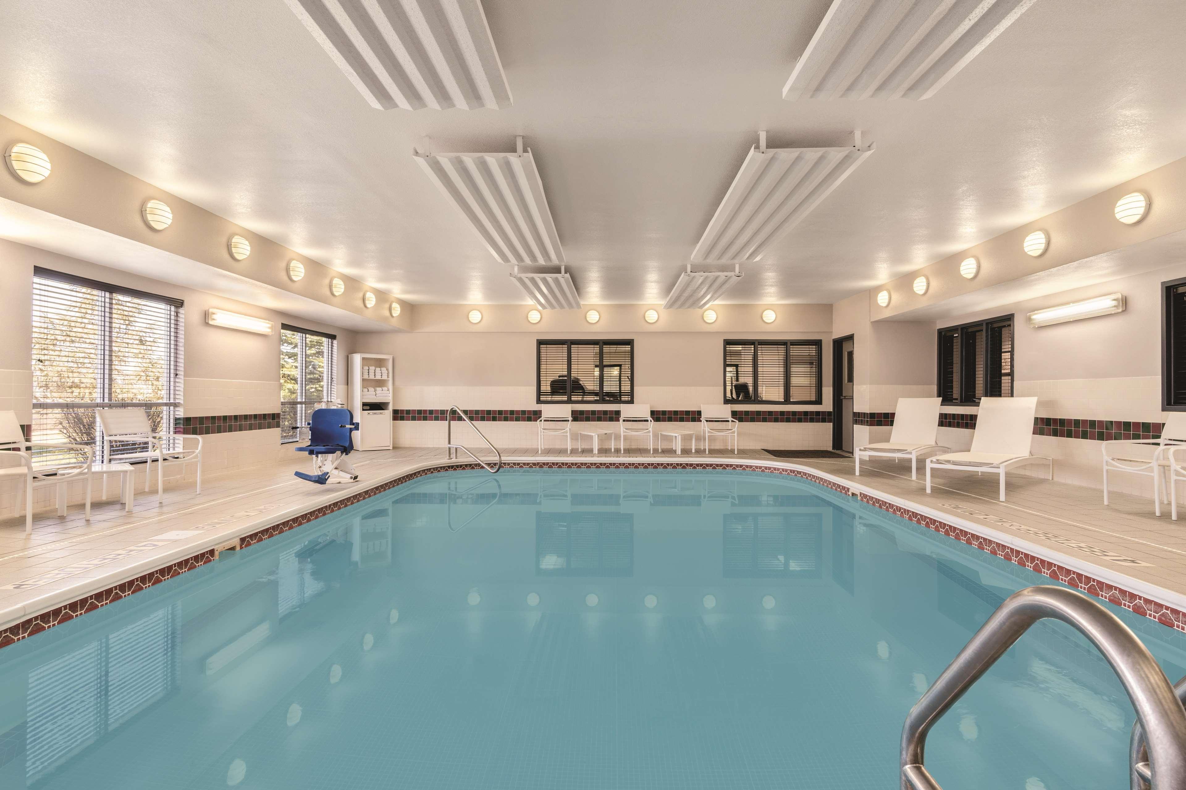 Vista Piscina Country Inn Suites By Radisson Big Flats Elmira Ny