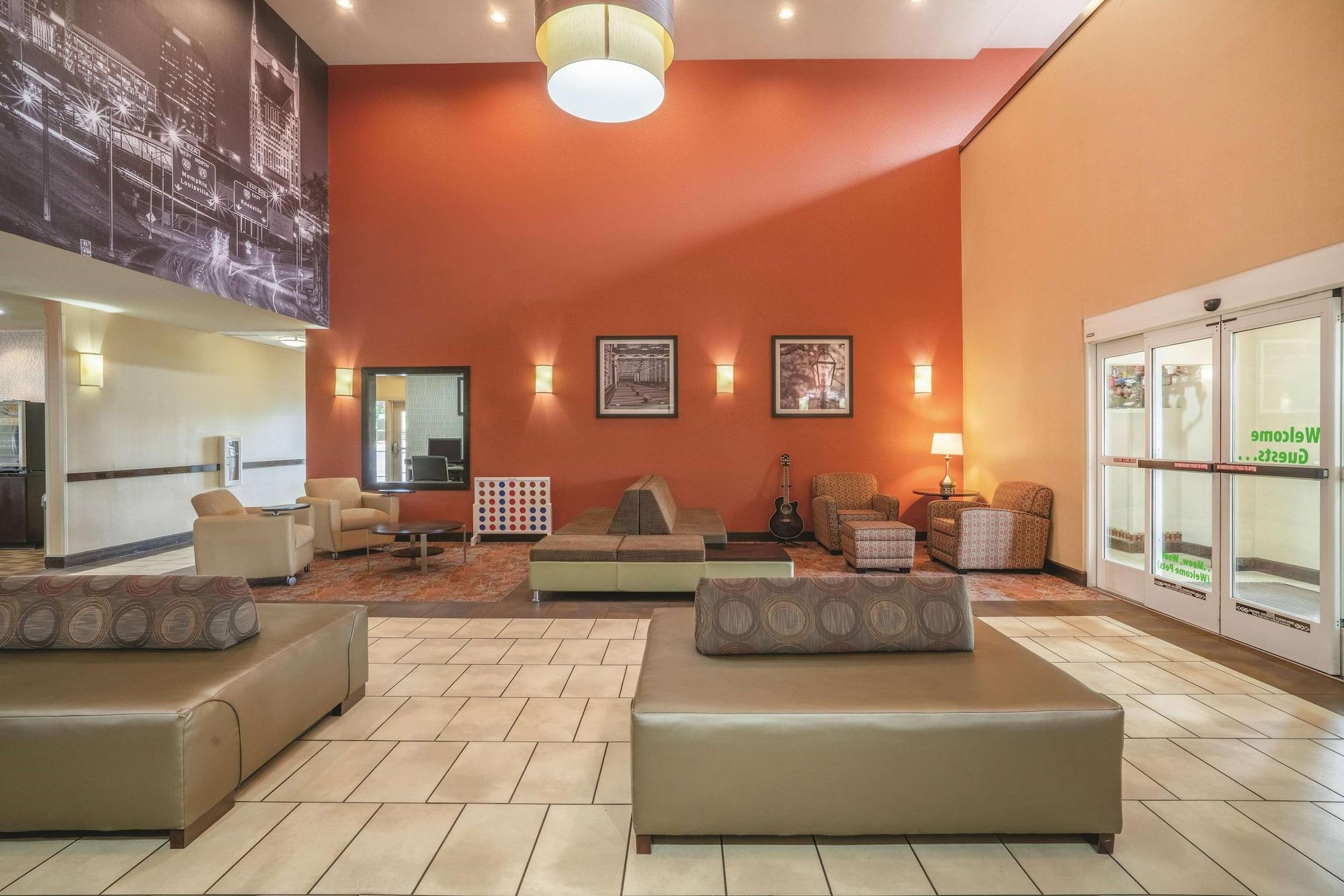 Vista Lobby La Quinta Inn & Suites by Wyndham Smyrna TN - Nashville