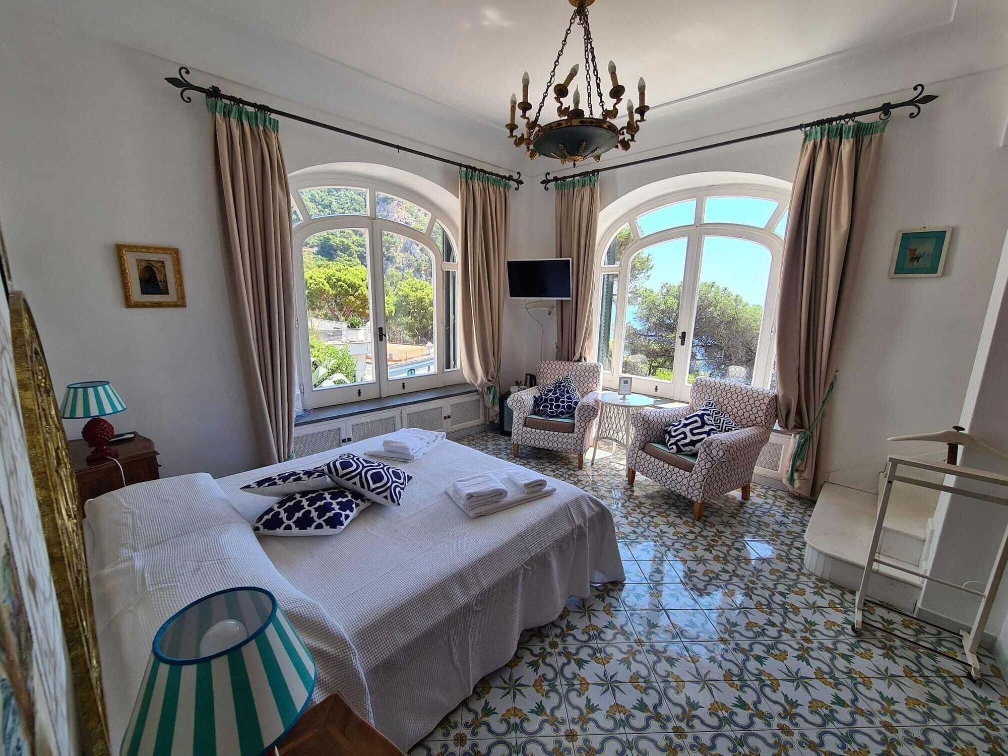 Varios Casa del Solitario Capri