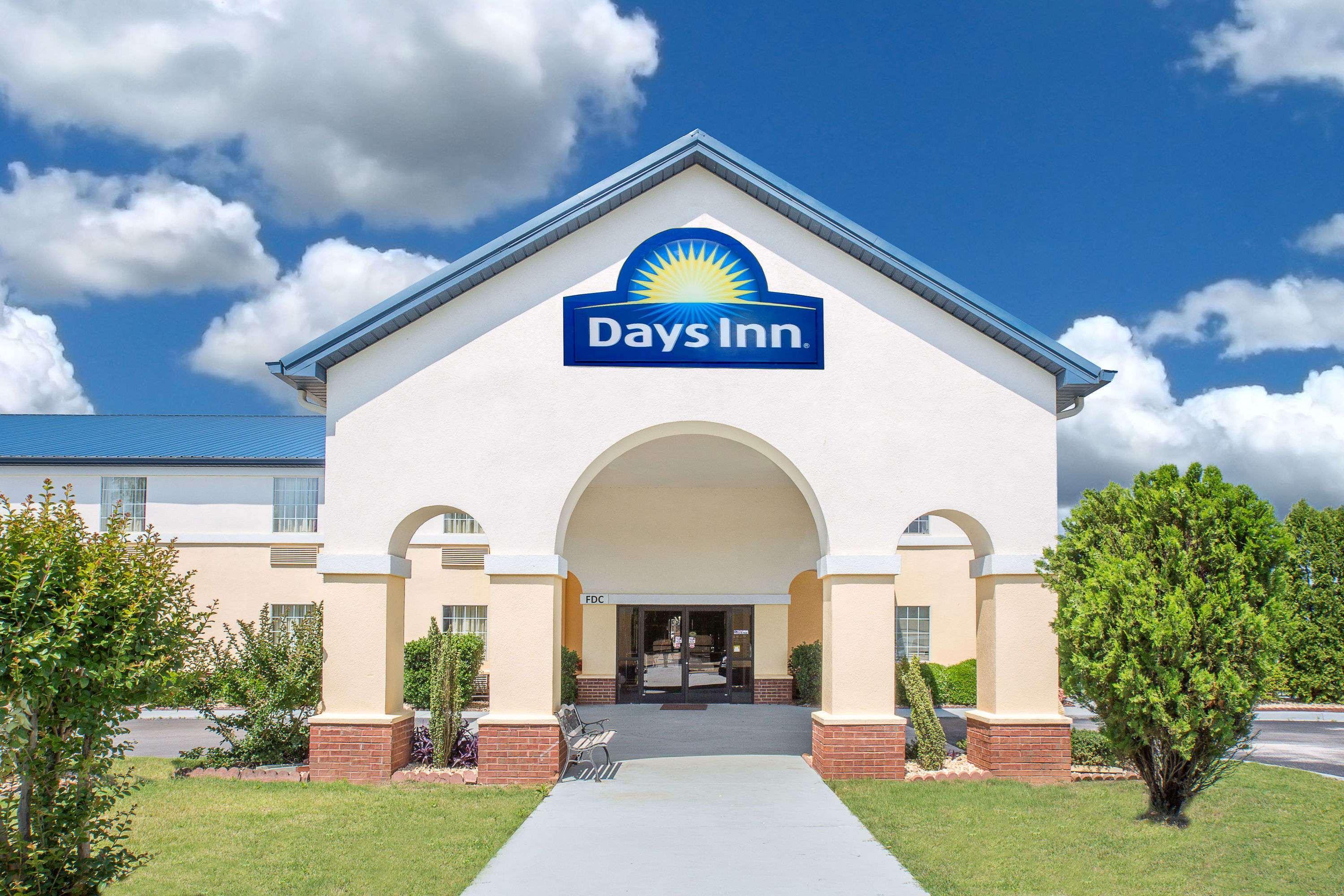 Vista Exterior Days Inn by Wyndham Lincoln