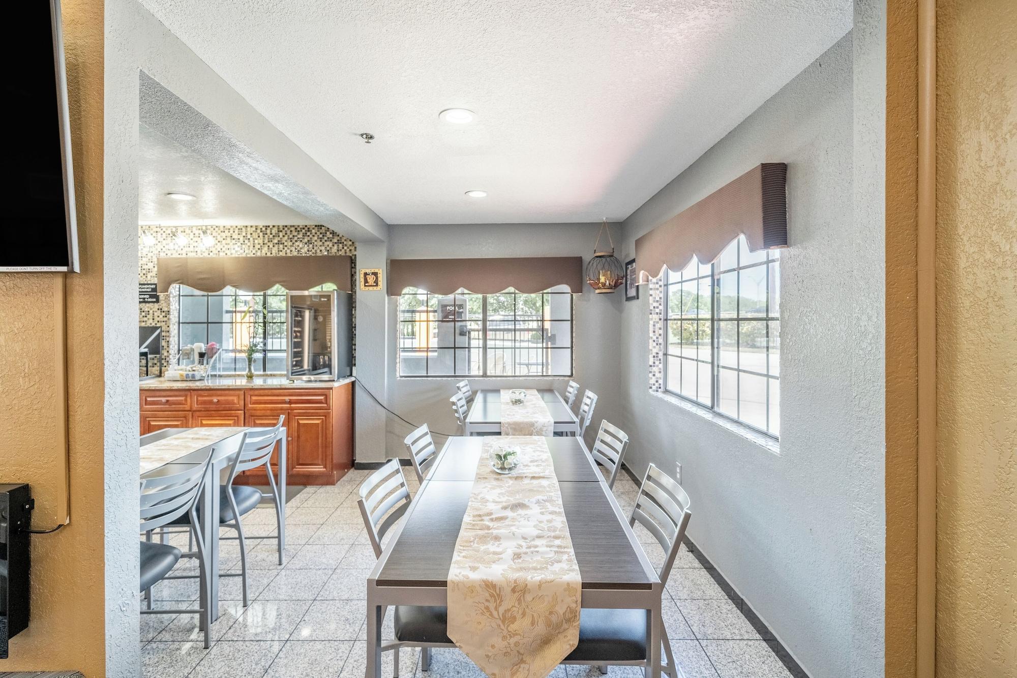 Restaurant Super 8 by Wyndham San Antonio/Riverwalk Area