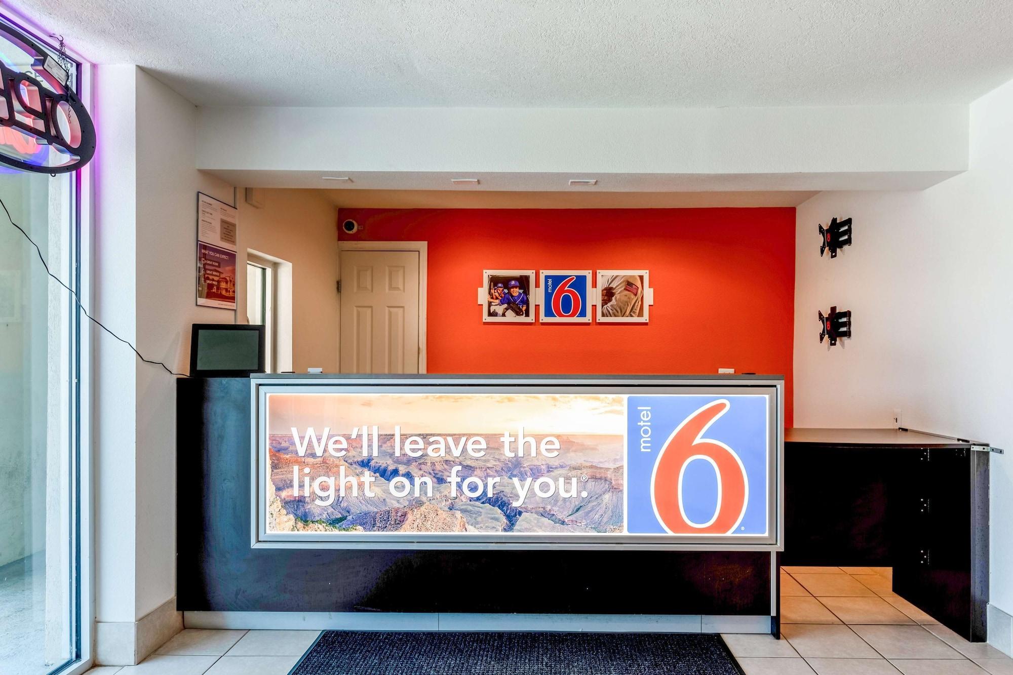 Vista Lobby Motel 6 Houston, TX - East