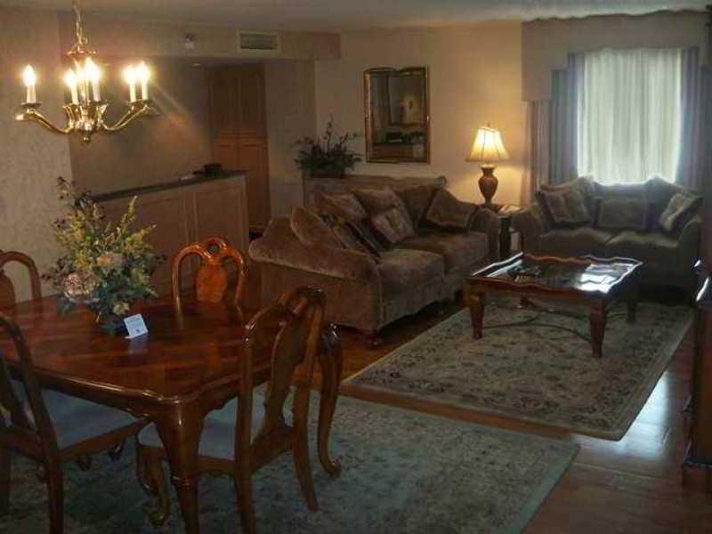 Vista Exterior Embassy Suites Greenville Golf Resort & Conference Center