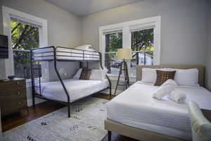 Alquiler Vacacional - Chic Downtown Farmhouse With Garden and BBQ Grill