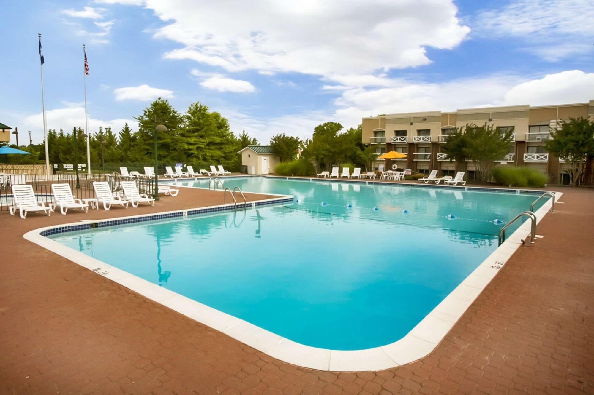Pool view Clarion Hotel & Suites Convention Center Fredericksburg